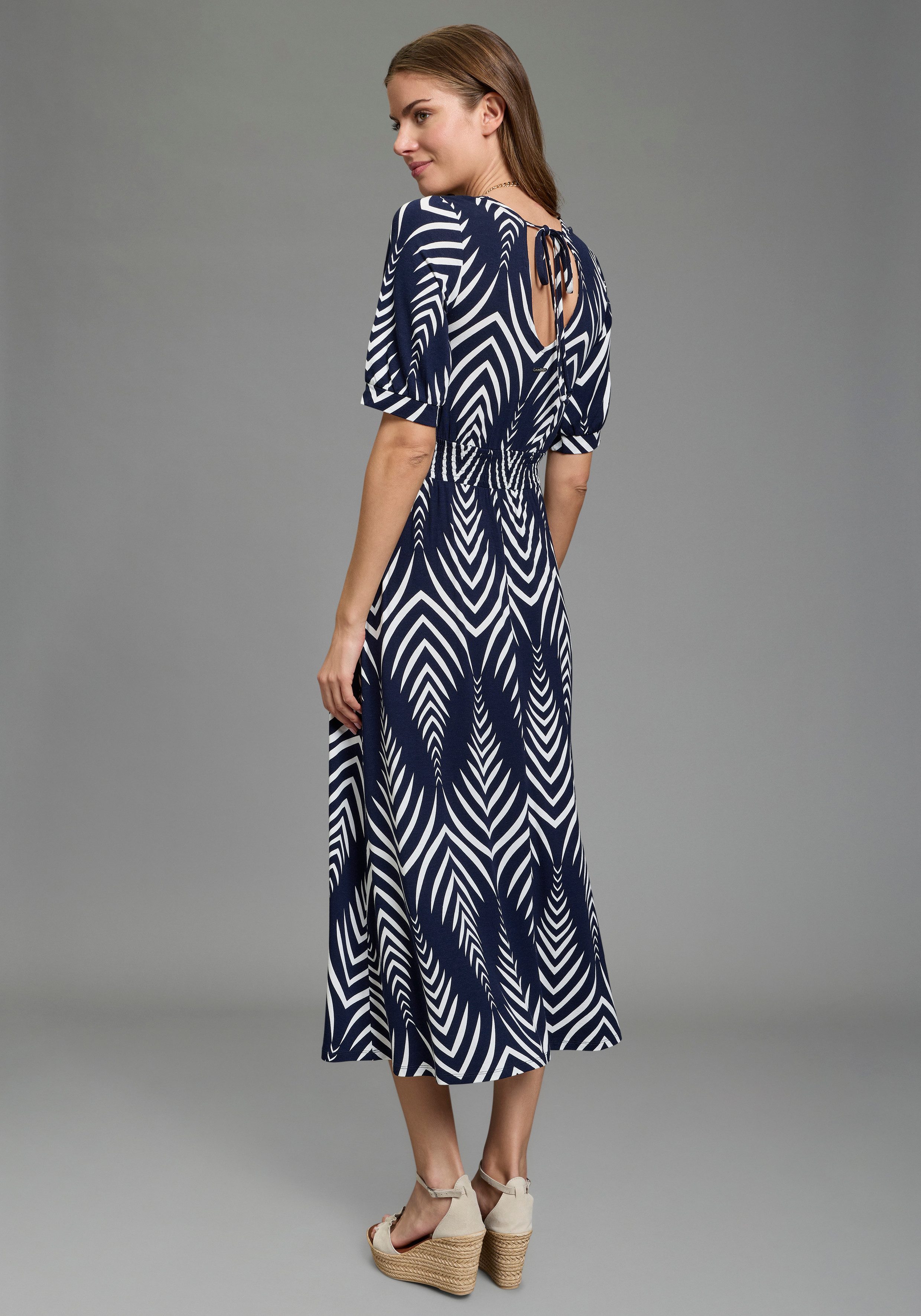 Laura Scott Midikleid mit Ikat-Muster und Smok-Einsatz
