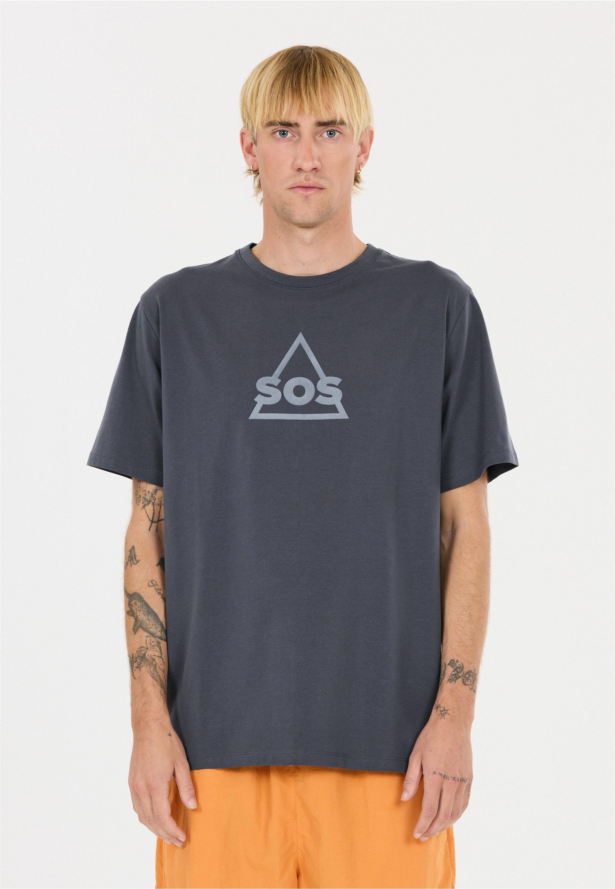 SOS Funktionsshirt Kvitfjell mit biologischer Baumwolle und subtilem SOS-Print