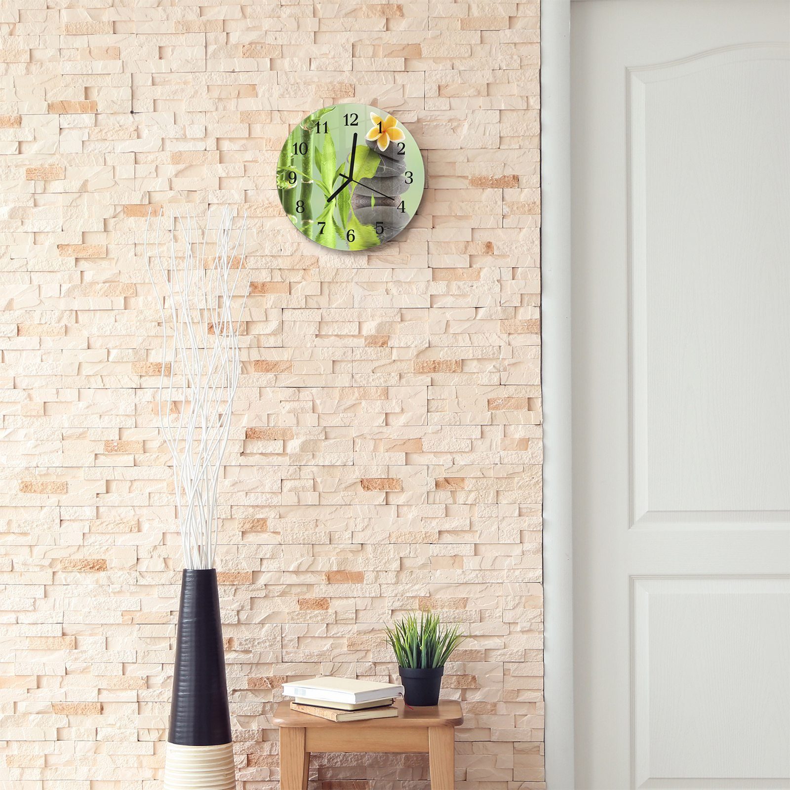 Primedeco Wanduhr Wanduhr aus Glas und mit mit Orchidee Quarzuhrwerk Bambus Steinen cm mit 30 und Rund Durchmesser Motiv 