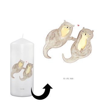 Mr. & Mrs. Panda Formkerze 19 x 8 cm Otter Hände halten - Weiß - Geschenk, Taufkerze, romantisch (1-tlg), Einzigartige Designs