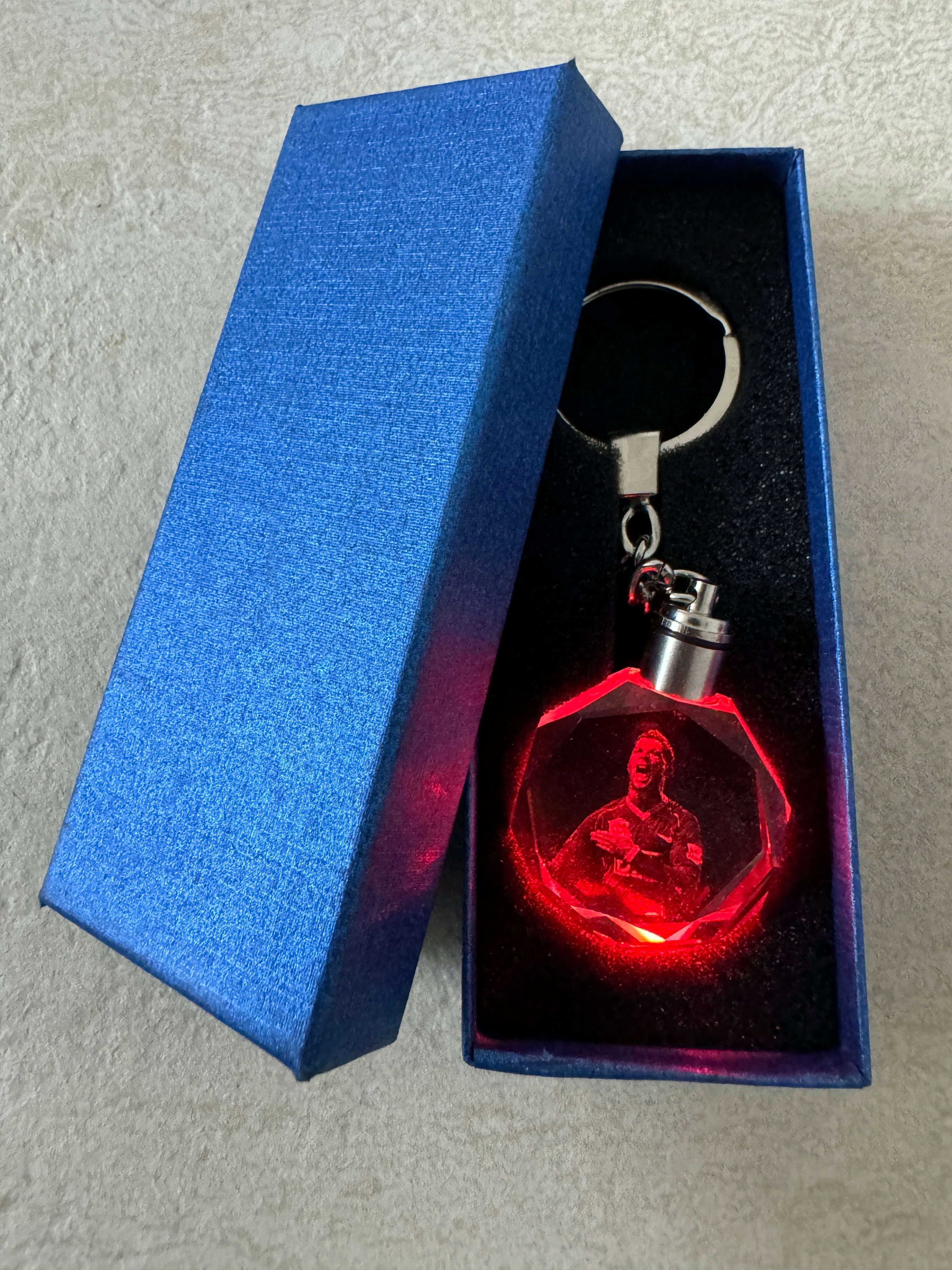 Stelby Schlüsselanhänger mit Gravur Cristiano Ronaldo Schlüsselanhänger Multicolor LED mit Geschenkbox (Perfekt für Geburtstage und Weihnachten, 1-tlg., Robuste – Bild 2 von 4