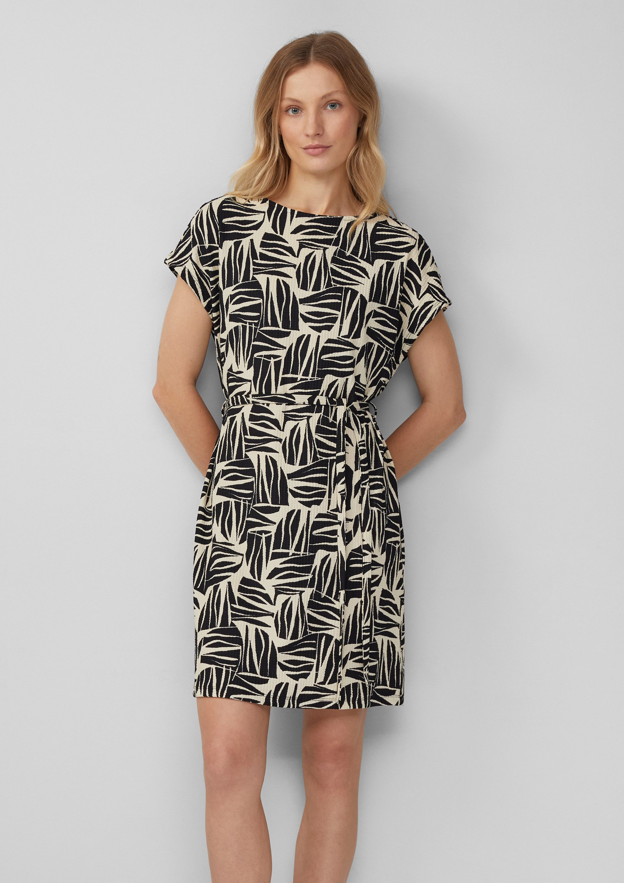 s.Oliver Minikleid Kleid Strukturiertes Jerseykleid im Relaxed Fit mit Bind günstig online kaufen