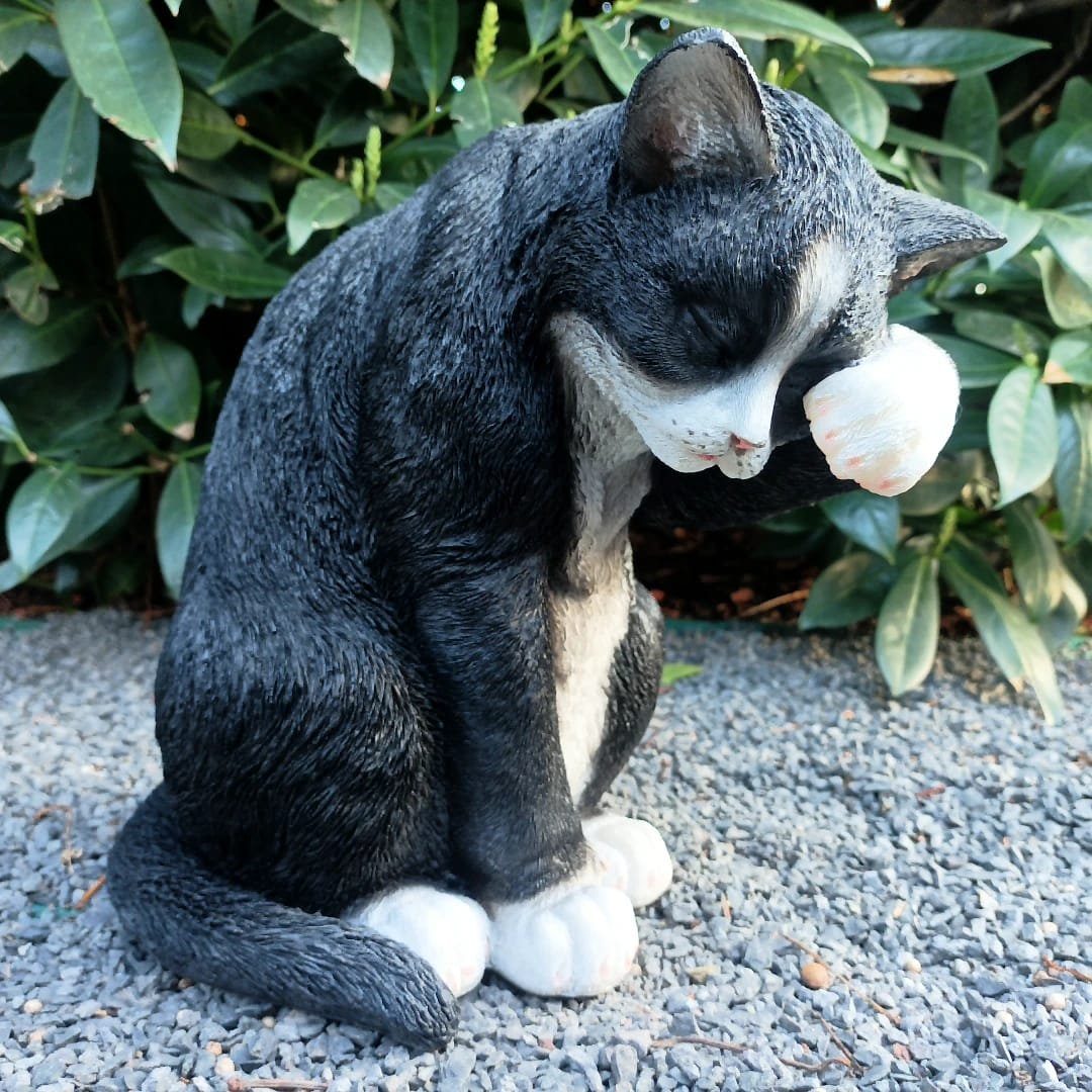 Aspinaworld Gartenfigur Sitzende Katzen Figur in schwarz mit Pfote oben