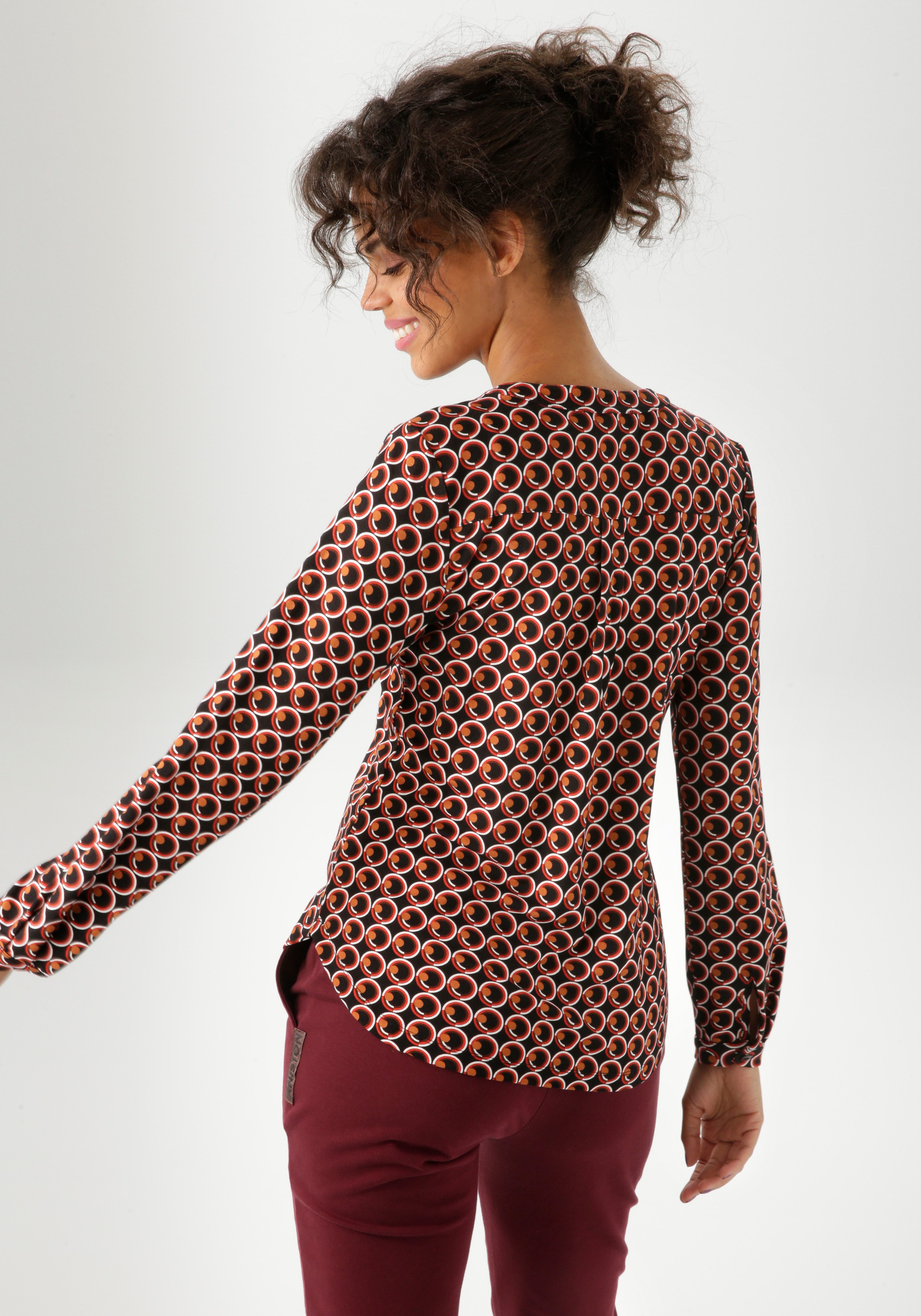 Aniston CASUAL Schlupfbluse mit ausdrucksvollem Retro-Druck – Bild 3 von 5