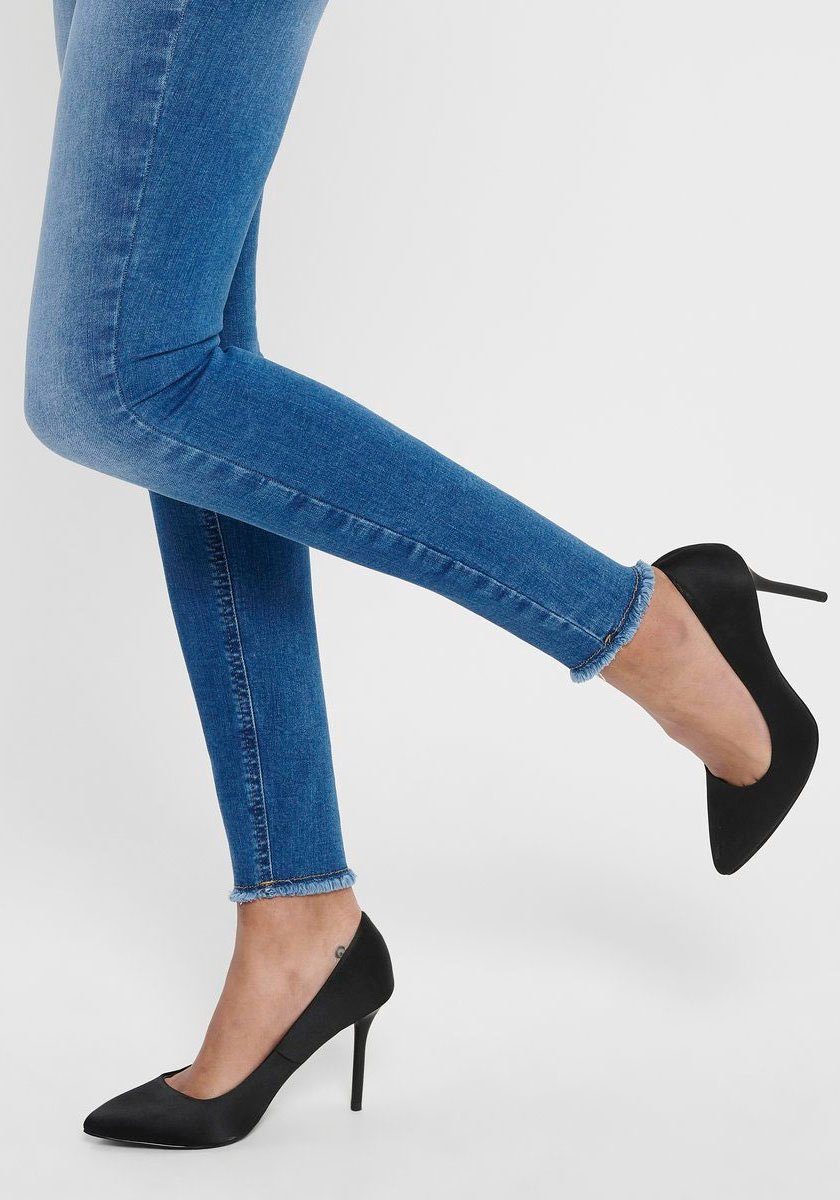 ONLY Ankle-Jeans ONLBLUSH – Ankle-Jeans mit offenen Säumen für moderne Looks Abriebeffekte, modisch, skinny fit, Rundhals, regular fit