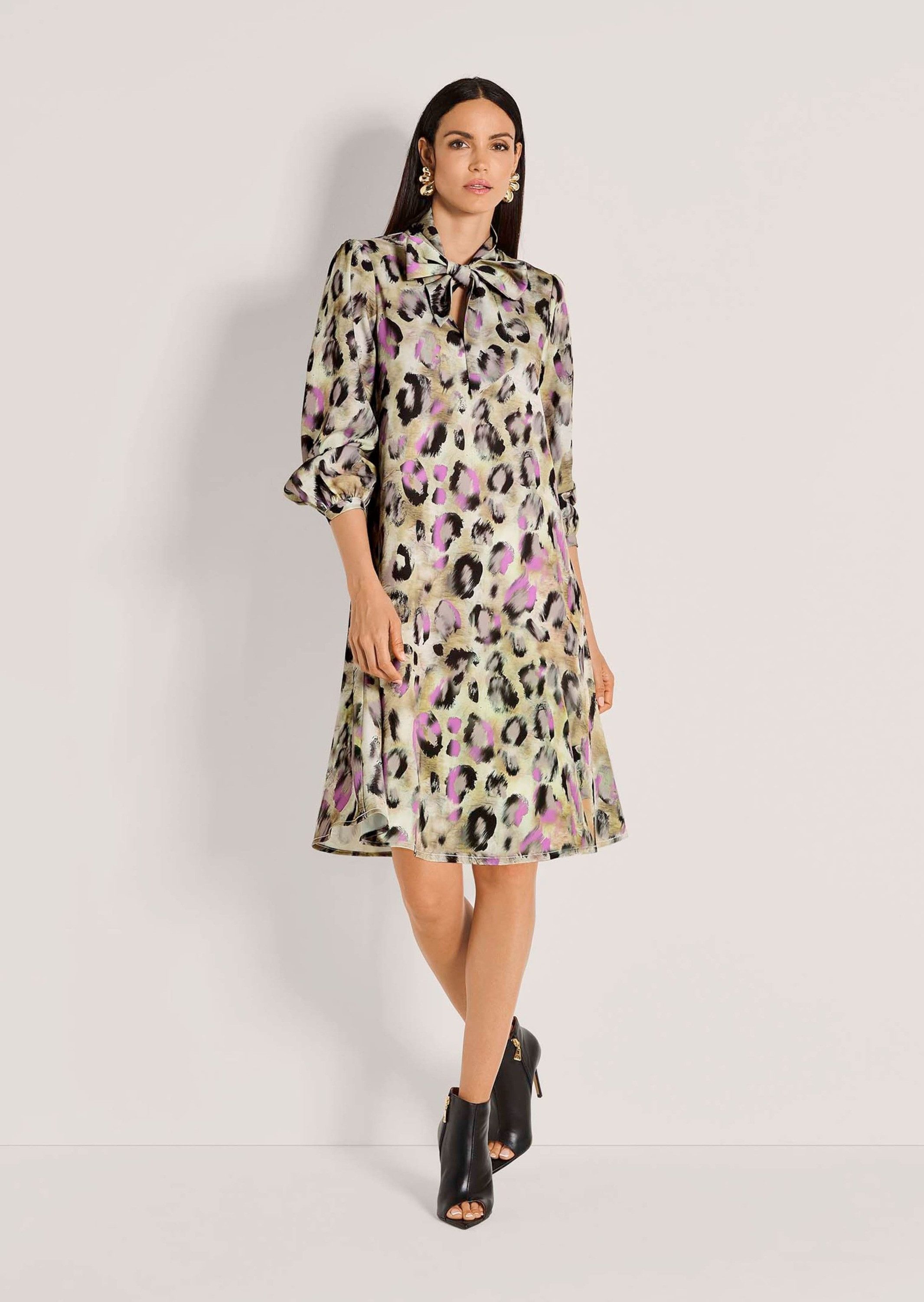 MADELEINE Midikleid Fließendes Design mit Animal-Print V-Ausschnitt mit Schluppe, knielang, Langarm