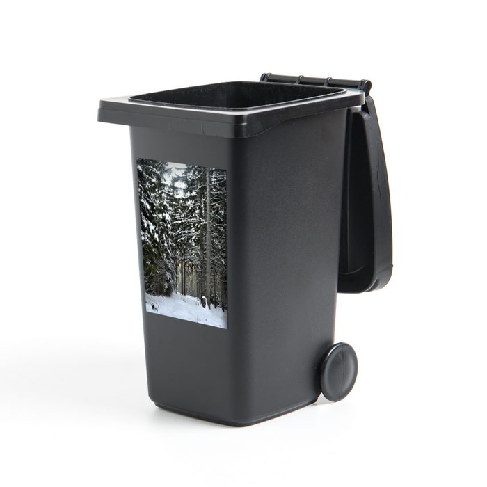 MuchoWow Wandsticker Die Winterbäume im Wald bei Wien in Österreich (1 St) Mülleimer-aufkleber Mülltonne Sticker Container Abfalbehälter