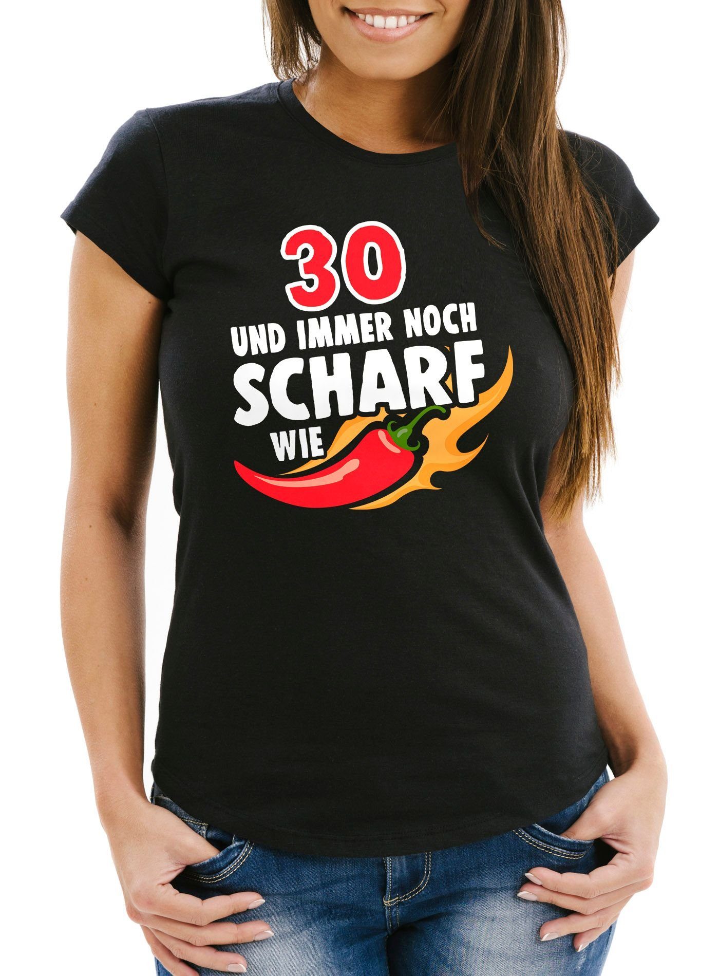 Print-Shirt Lustiges Damen T-Shirt Geburtstag 30/40/50/60 und immer noch scharf wie Chilli Spaß Moonworks®