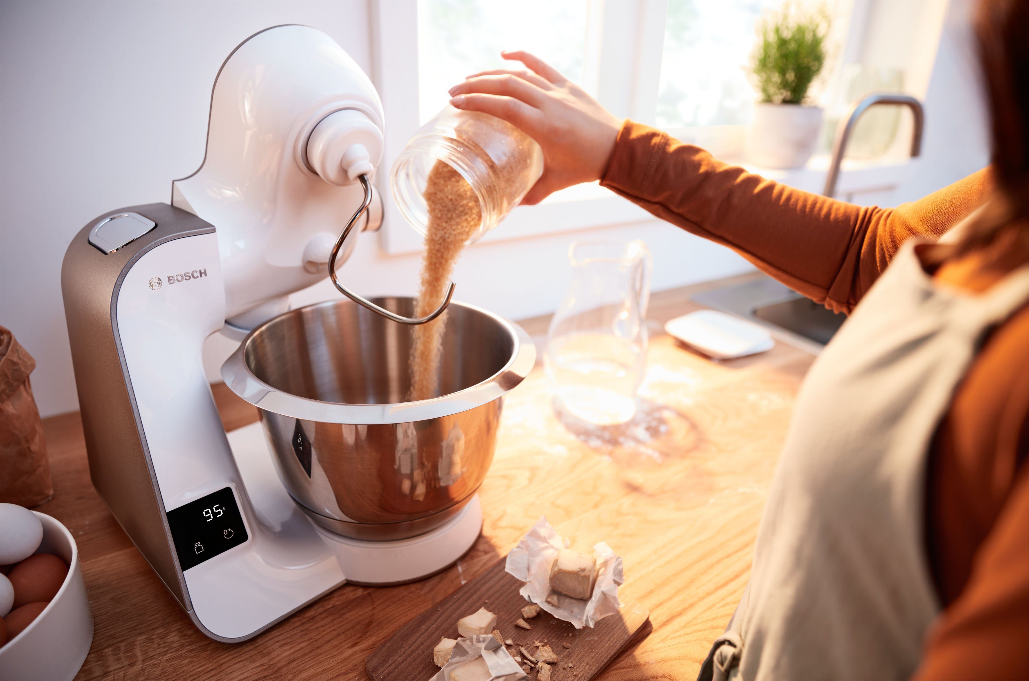 BOSCH Küchenmaschine Serie 4 MUM5XW20, integr. Waage, Durchlaufschnitzler, weiß/champagner, 1000 W, 3,9 l Schüssel, 4 Scheiben, Mixer, Edelstahlschüssel, Knethaken/Rühr-/Silikonbesen