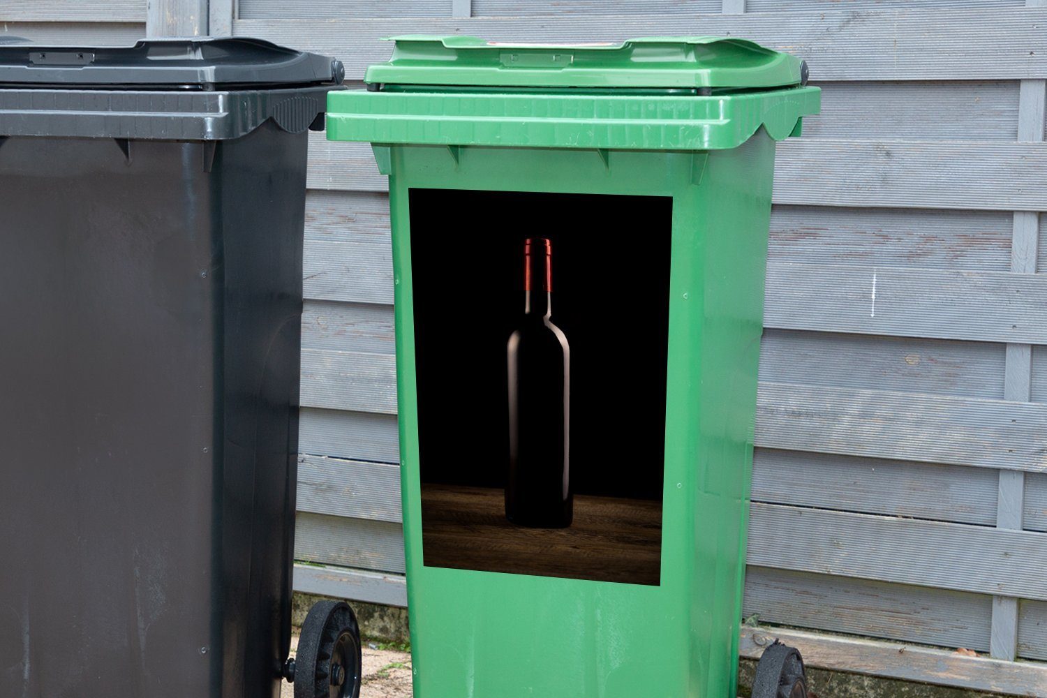 Flasche Rotwein Sticker, MuchoWow (1 Mülleimer-aufkleber, Hintergrund Eine Mülltonne, St), schwarzem Abfalbehälter Wandsticker auf Container,