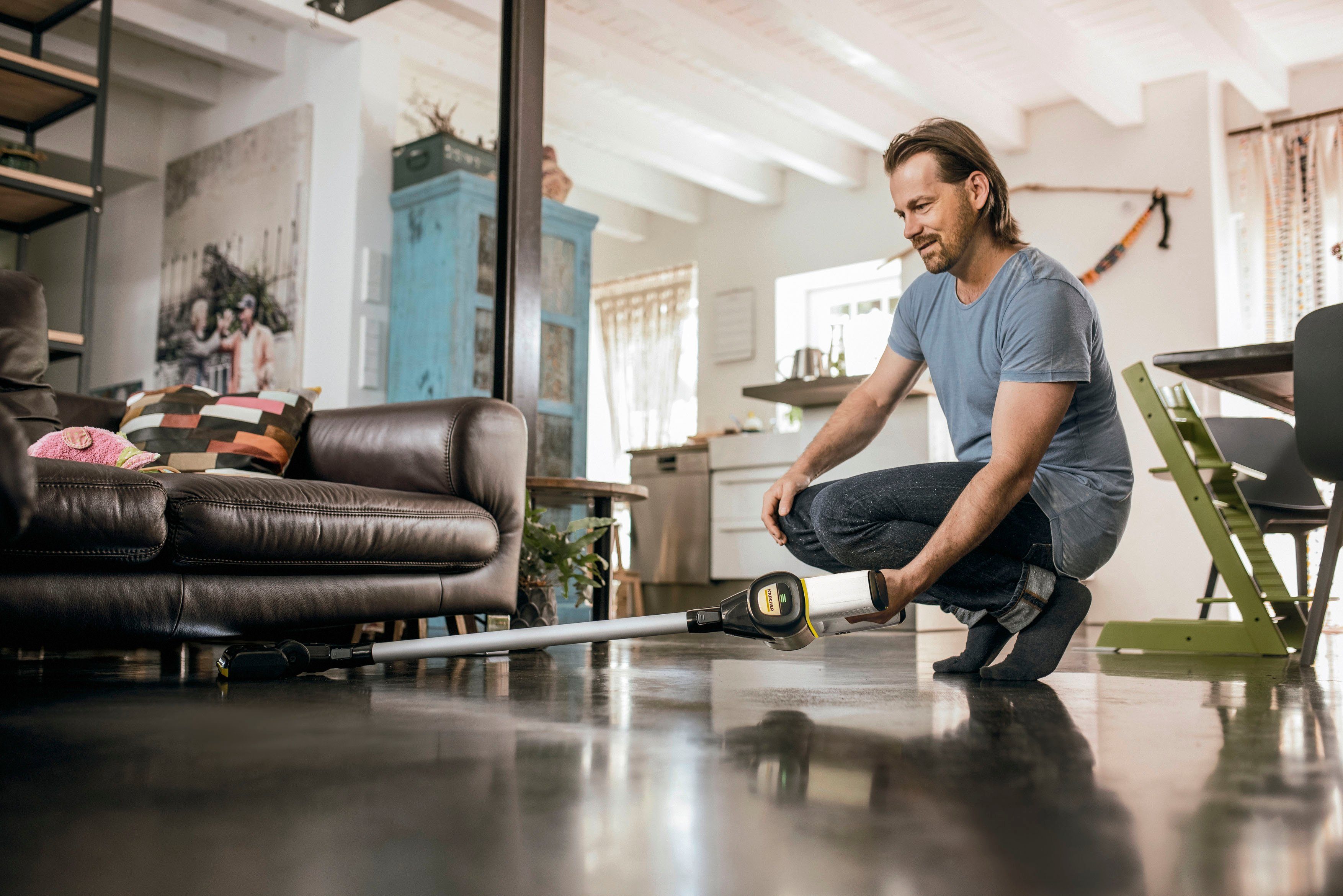 KÄRCHER Akku-Bodenstaubsauger VC 6 Cordless ourFamily, beutellos, 2 Saugstufen, Laufzeit: bis zu 50 min.,Wandhalterung mit Ladefunktion