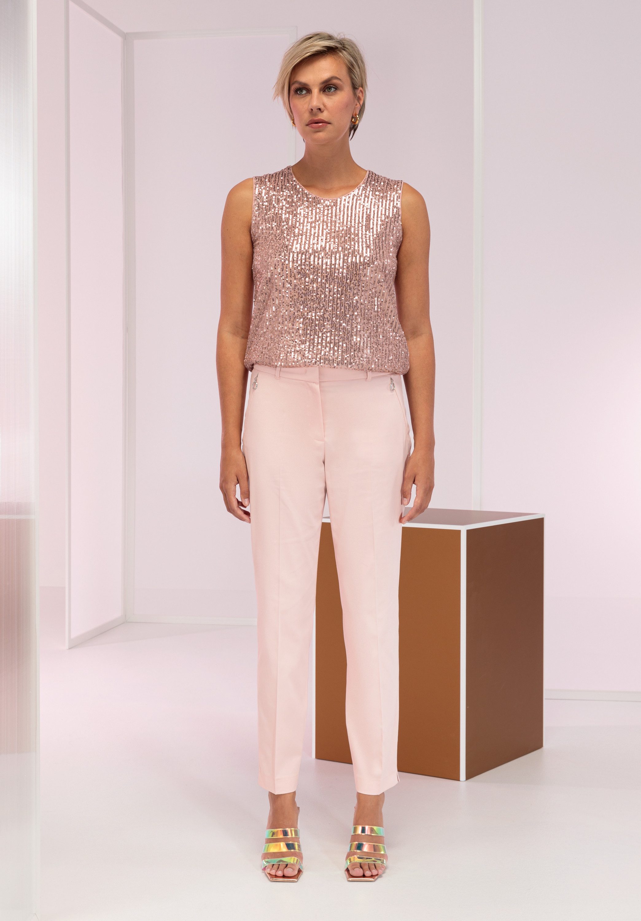 bianca Blusentop SELIS mit funkelnden Pailletten verziert