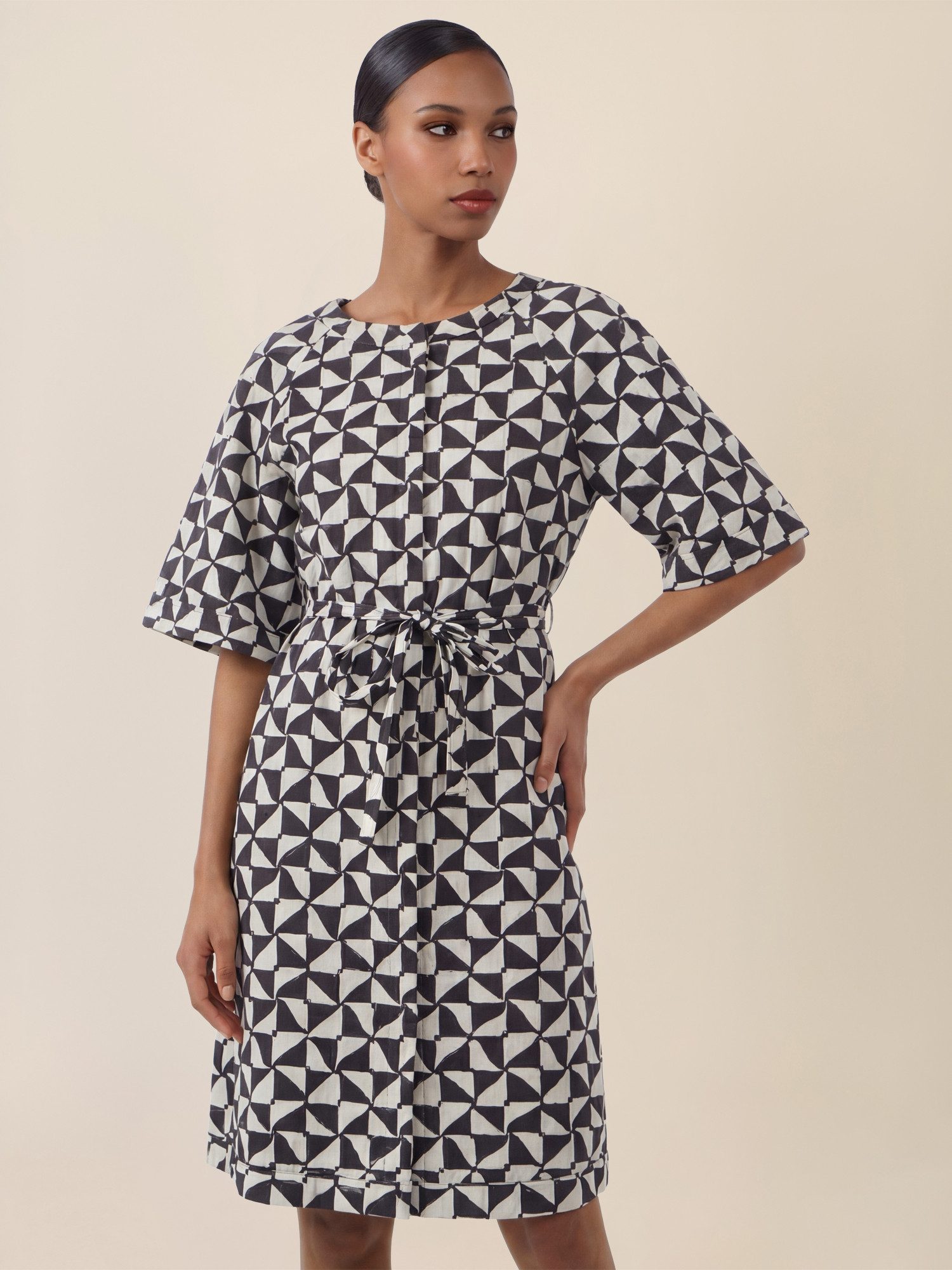 Apart Minikleid mit grafischem Print und Taillengürtel