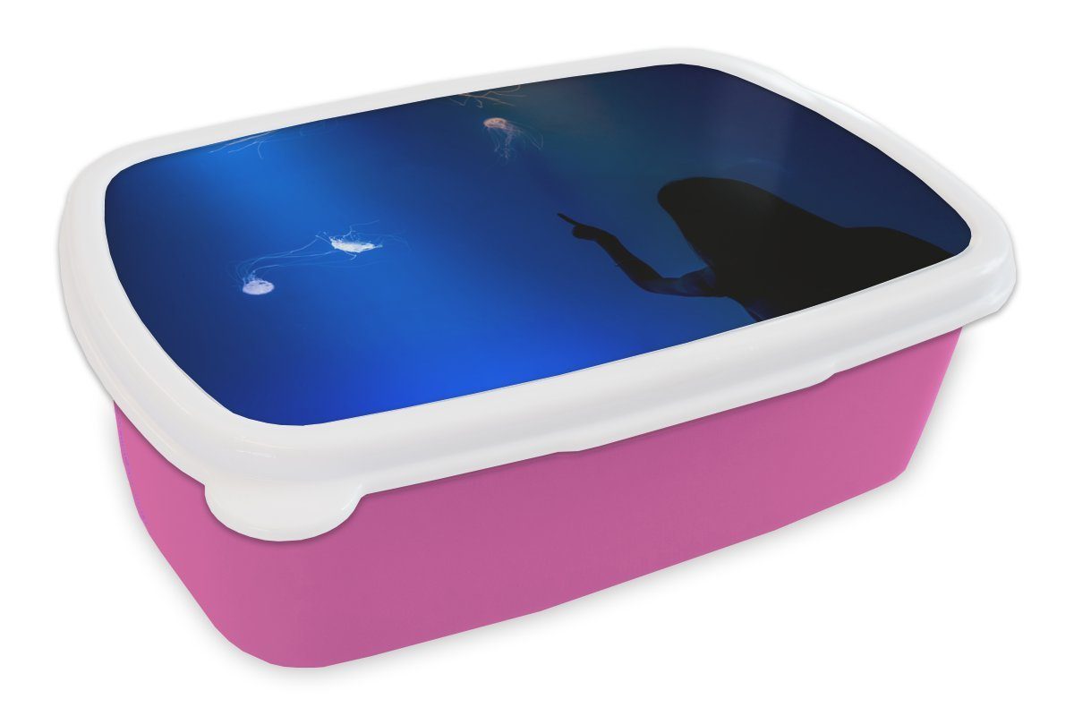 MuchoWow Lunchbox Ein Mädchen betrachtet eine blaue Qualle, Kunststoff, (2-tlg), Brotbox für Erwachsene, Brotdose Kinder, Snackbox, Mädchen, Kunststoff rosa | Lunchboxen