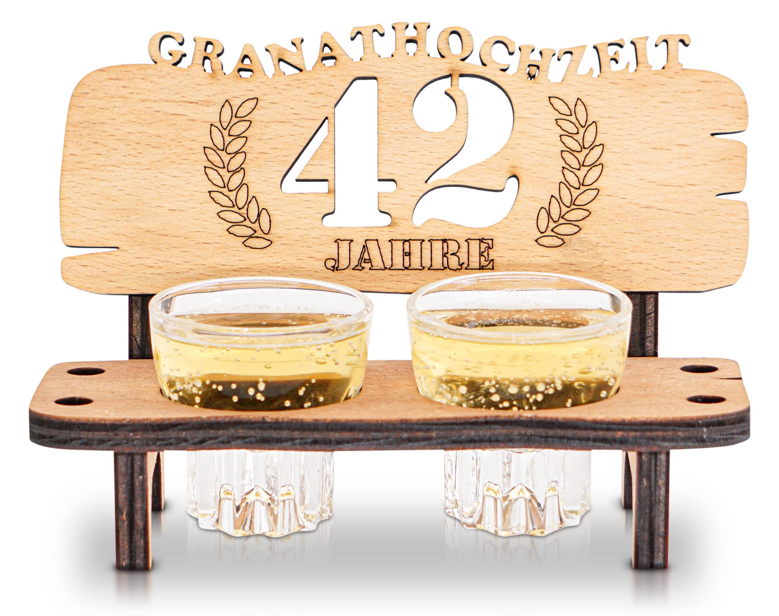DARO Design Dekoobjekt Schnapsbank Hochzeitstag Geschenk Jubiläum mit 2 Gläsern (Geschenkset, 42. Hochzeitstag – Granathochzeit – 2 Gläser), B 16,5 × T 7 × H 10,5 cm, 8 mm Buchensperrholz, geölt