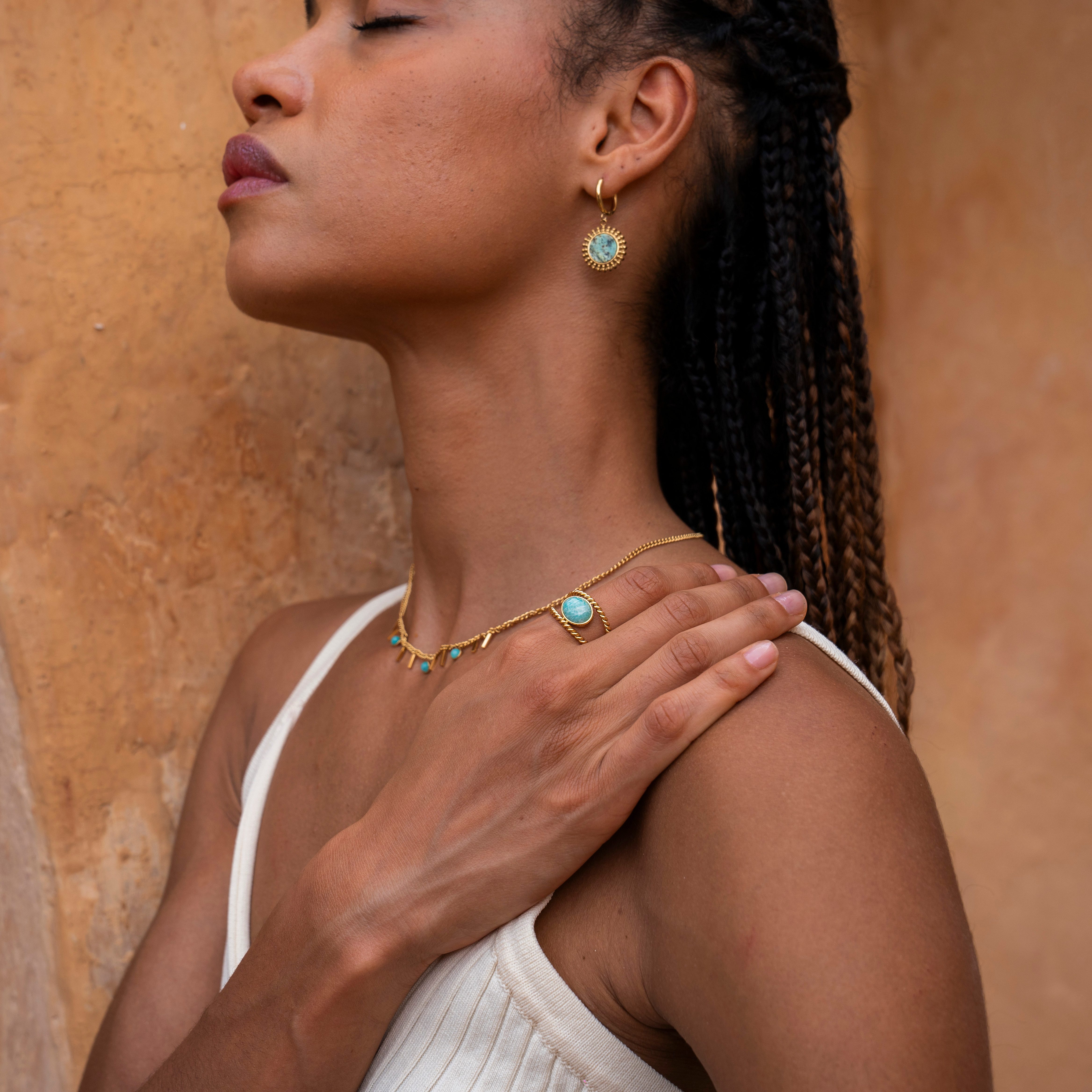 Made by Nami Paar Ohrhänger Hängende Creolen Gold mit Edelstein Anhänger Boho-Stil Vintage Damen, aus Edelstahl – mit Edelstein – im Vintage-Stil – hängendes Design