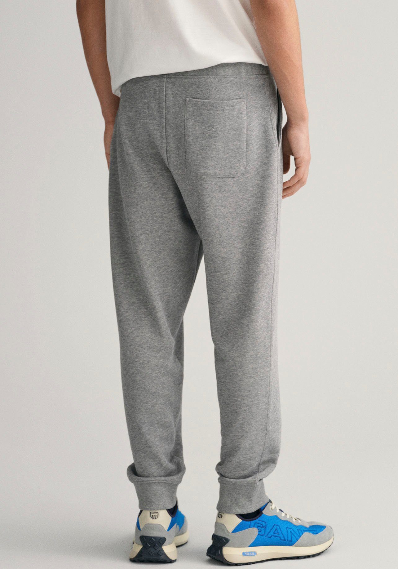 Gant Sweathose REG SHIELD SWEATPANTS mit grey Bunds unterhalb Logostickerei des melange