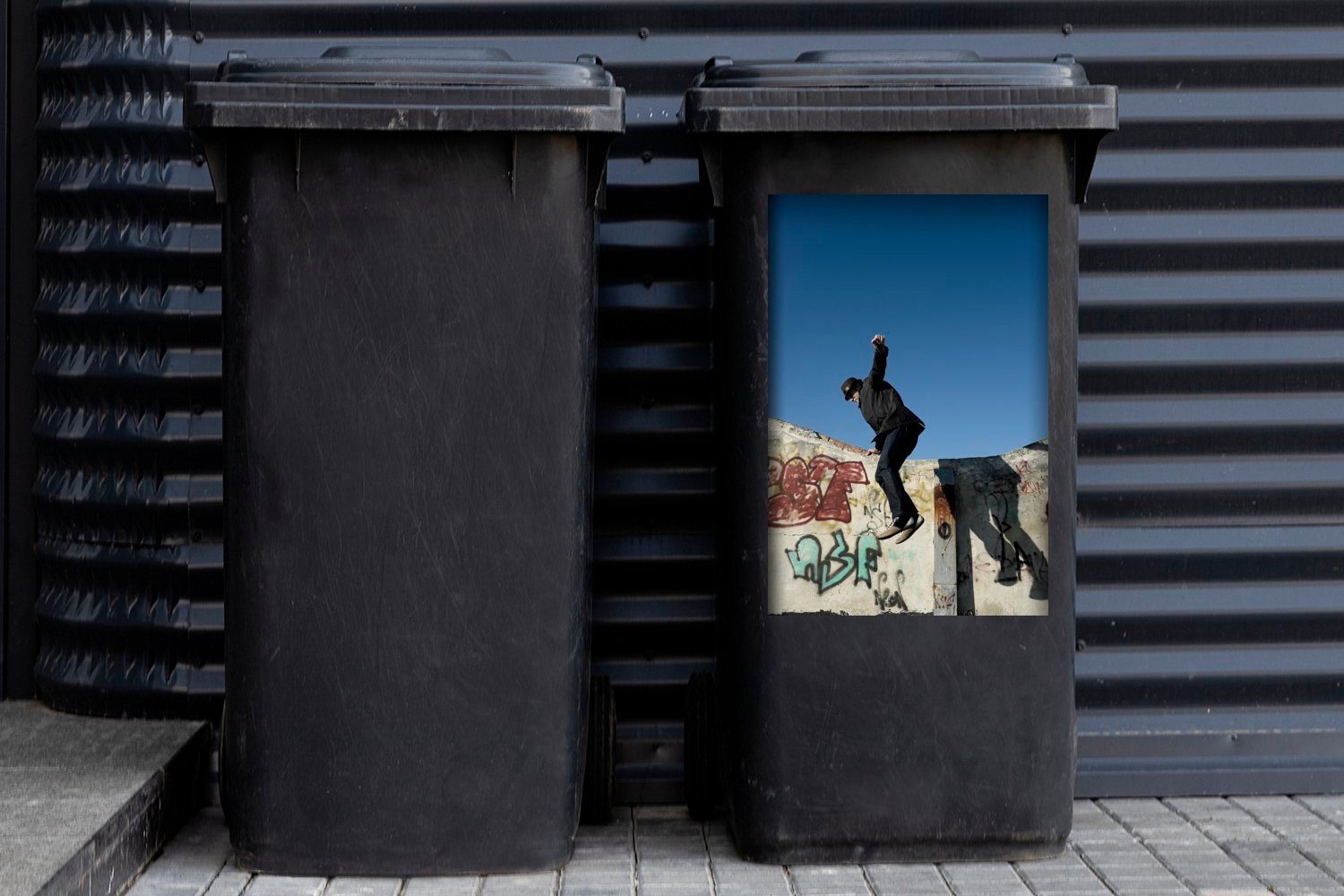 Sticker, als (1 MuchoWow einem Mülltonne, Eine St), Mülleimer-aufkleber, Gebäude Container, Person, von Freerunner springt die Wandsticker Abfalbehälter