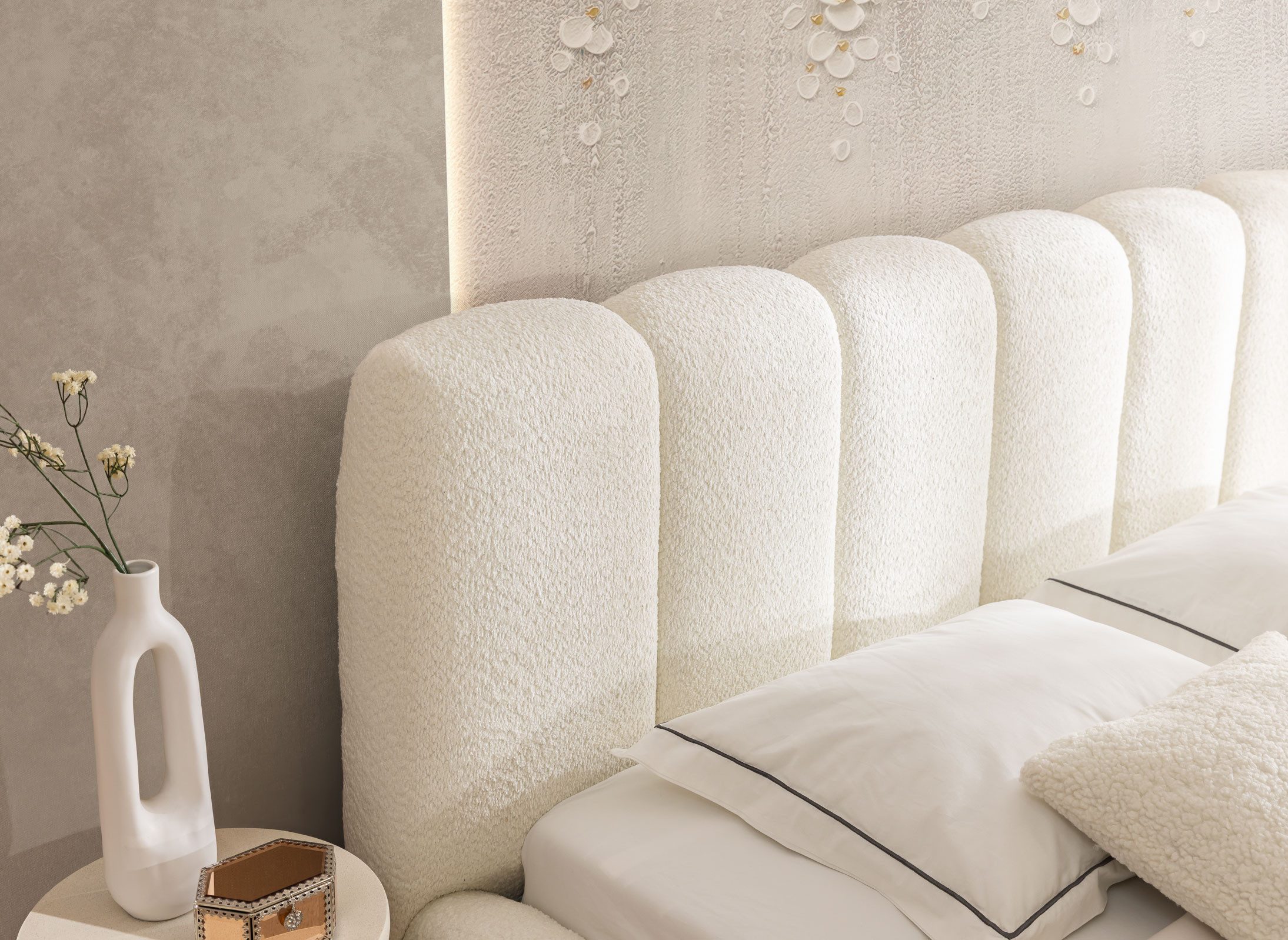 yourhouse24 Polsterbett MICANDI aus Bouclé inkl. Metallrahmen – Wolkenbett mit Bettkasten, Voluminöses Rillen-Design mit Gasdruckfedern & riesigem Stauraum – Bild 4 von 5
