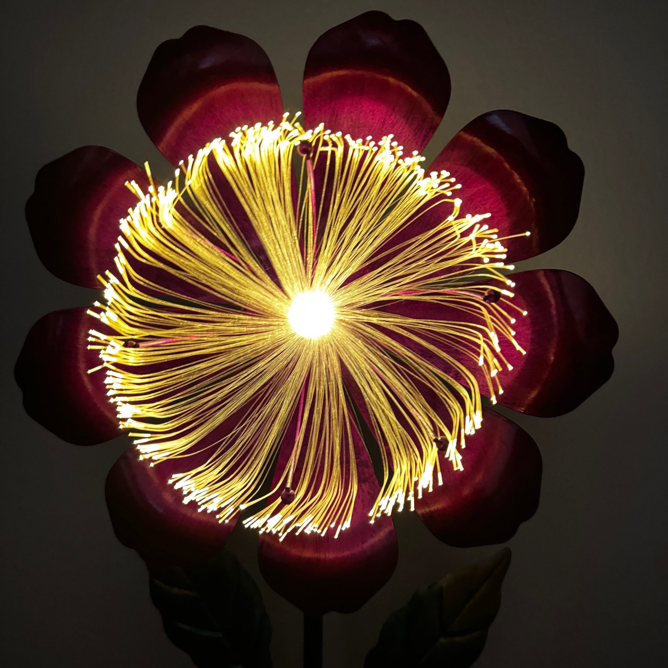 Online-Fuchs Gartenstecker magische Blume aus Metall, LED Solarleuchten für außen (warmweiß oder im seichten Farbwechsel, 100 cm groß) Dekoration für Garten, Balkon und Terrasse - Frühling, Sommer