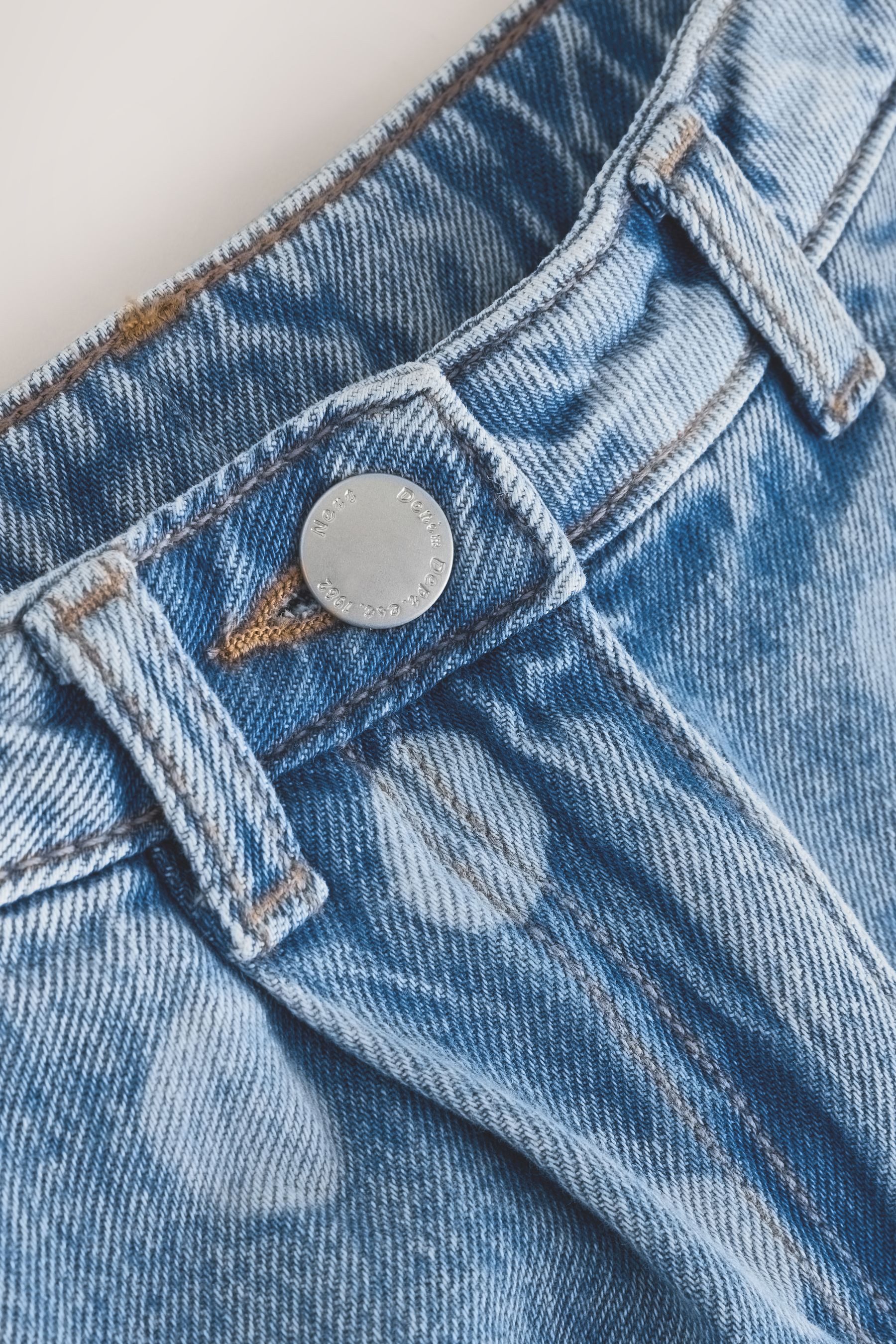 Next Jeansshorts Relaxed Fit Denim-Shorts mit Bundfalten (1-tlg)