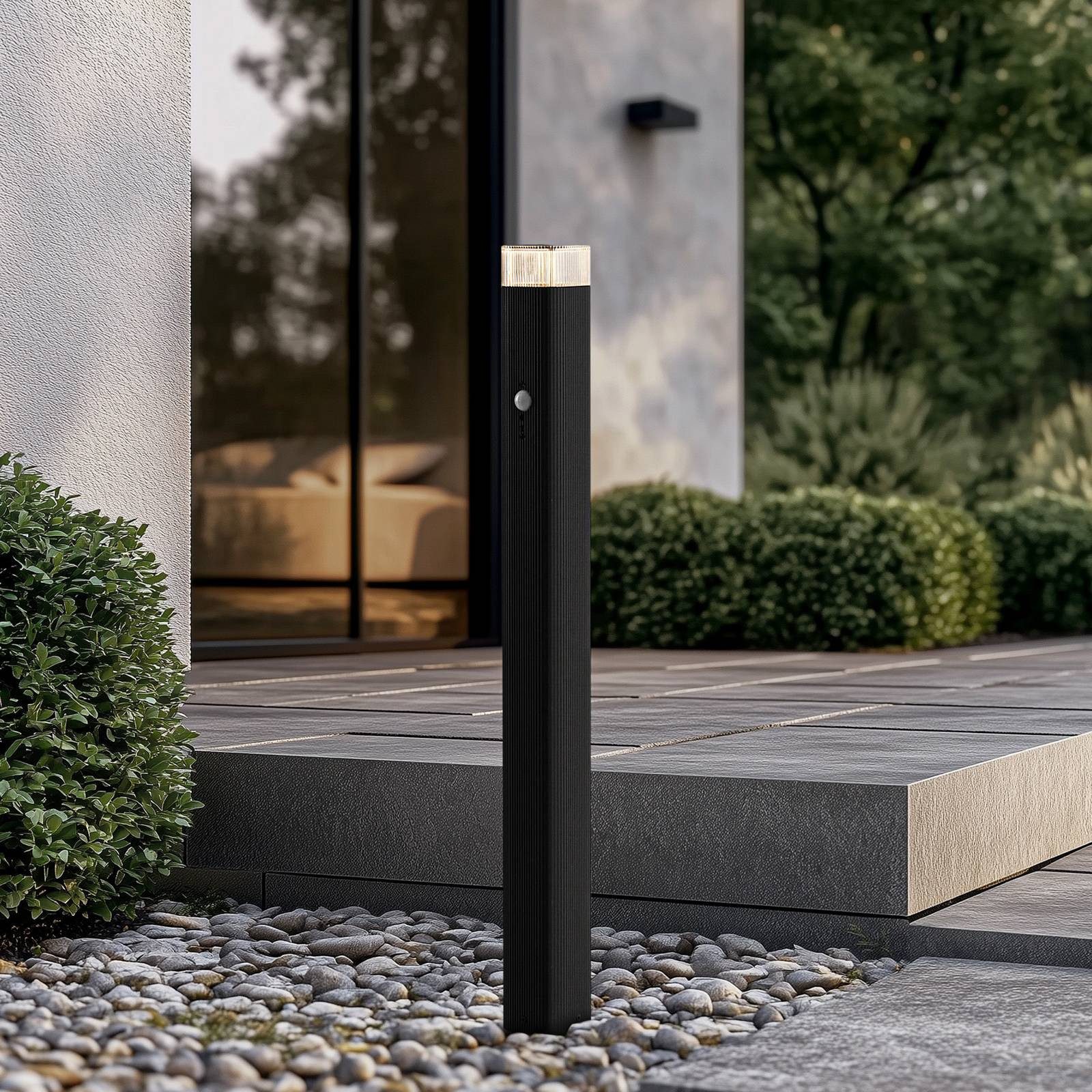 Lindby Außen-Stehlampe Halvar, Metall, Schwarz IP65mit Bewegungsmelder, 1 x 10 W LED