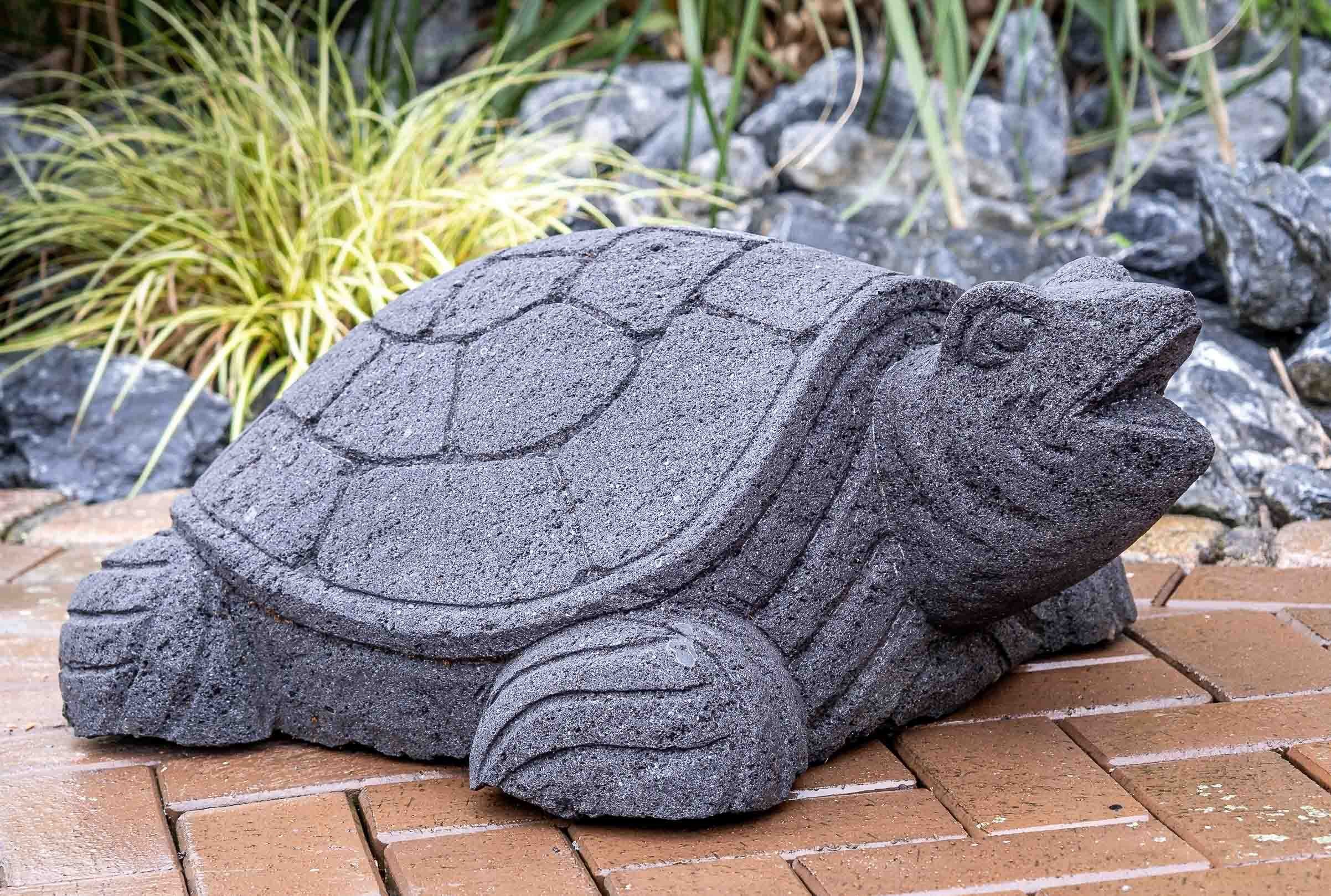 IDYL Gartenfigur Lavastein– Frost, Lavastein Figur Schildkröte, sehr – robust gegen – IDYL ein UV-Strahlung. Regen witterungsbeständig Naturprodukt und