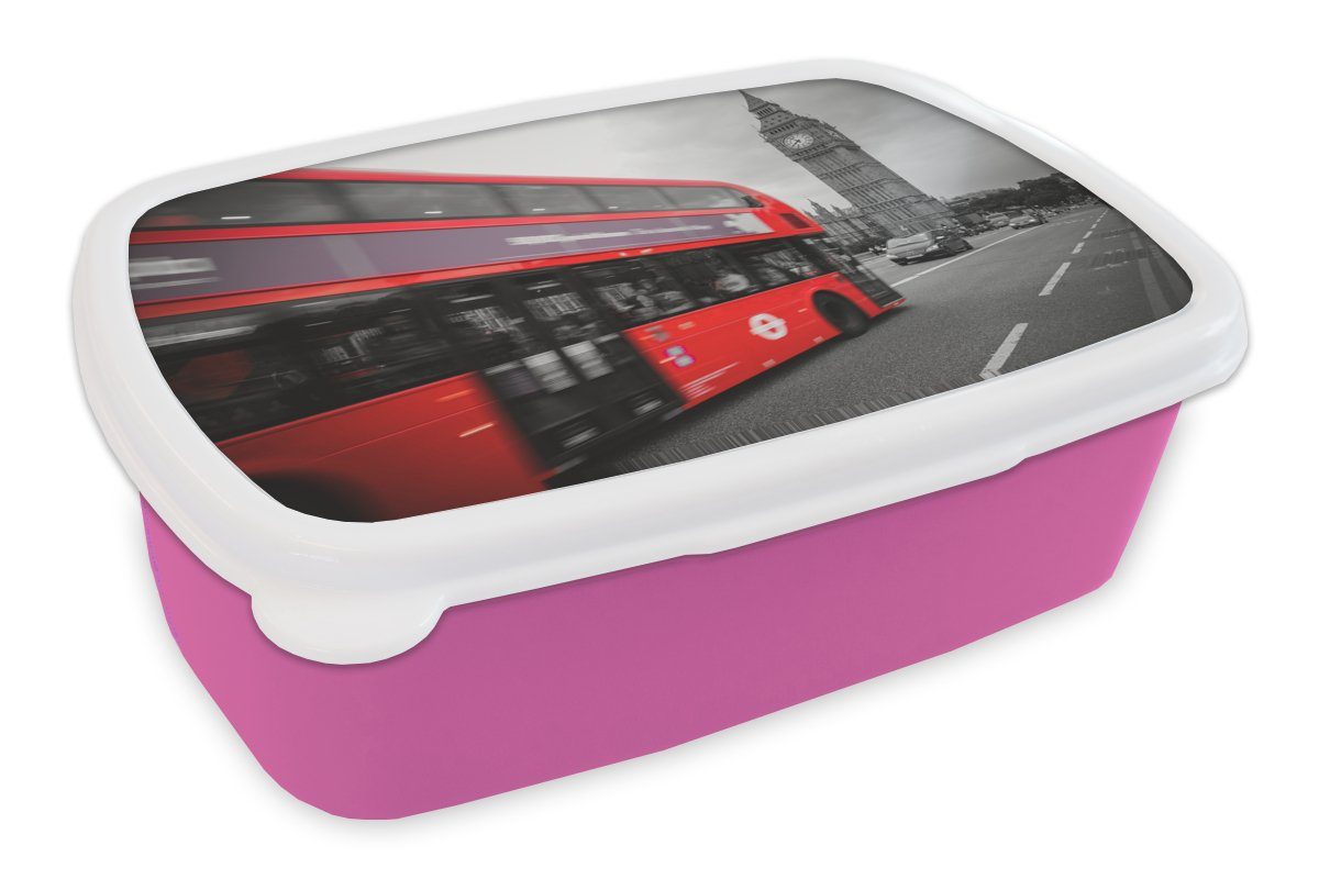 MuchoWow Lunchbox Ein Schwarz-Weiß-Foto eines roten Busses am Big Ben, Kunststoff, (2-tlg), Brotbox für Erwachsene, Brotdose Kinder, Snackbox, Mädchen, Kunststoff rosa