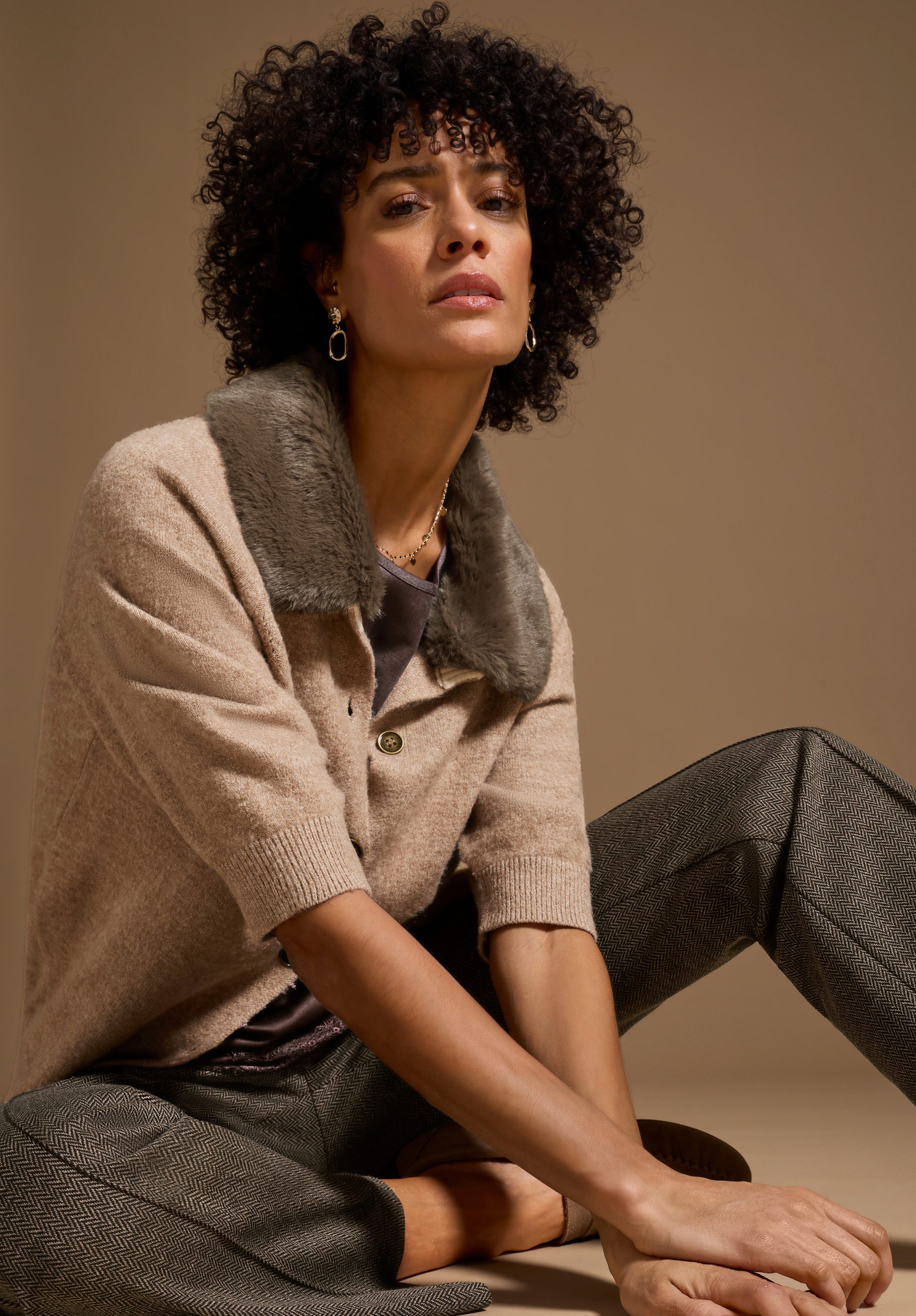 bianca Strickjacke DITA in flauschigem Strick mit Kragen in Fell-Optik