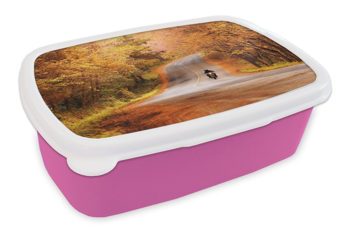 MuchoWow Lunchbox Motorrad zwischen Herbstbäumen, Kunststoff, (2-tlg), Brotbox für Erwachsene, Brotdose Kinder, Snackbox, Mädchen, Kunststoff rosa