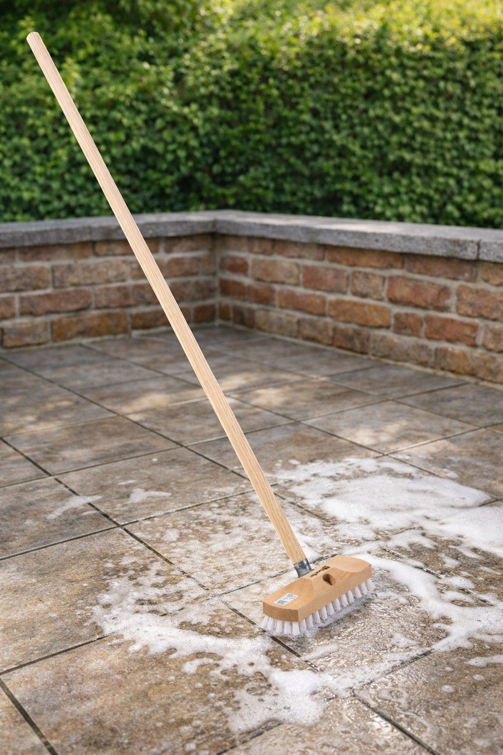 BawiTec Reinigungsbürste Universal Schrubber mit Stiel Bodenschrubber Holzstiel Teleskopstiel, Fliesen, Holzböden, Steinböden, Garagenböden, Keramik, (1-tlg), k – Bild 5 von 5