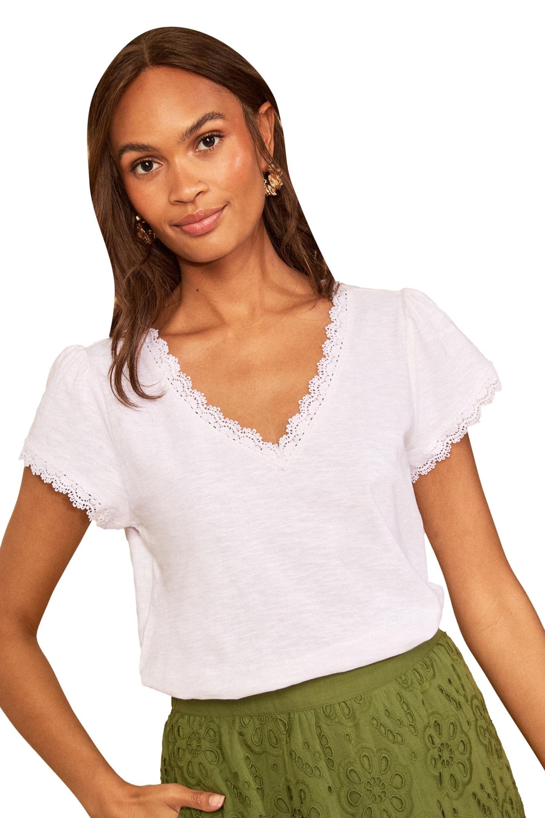 V-Shirt Love & Roses Top mit Flatterärmeln und Spitze