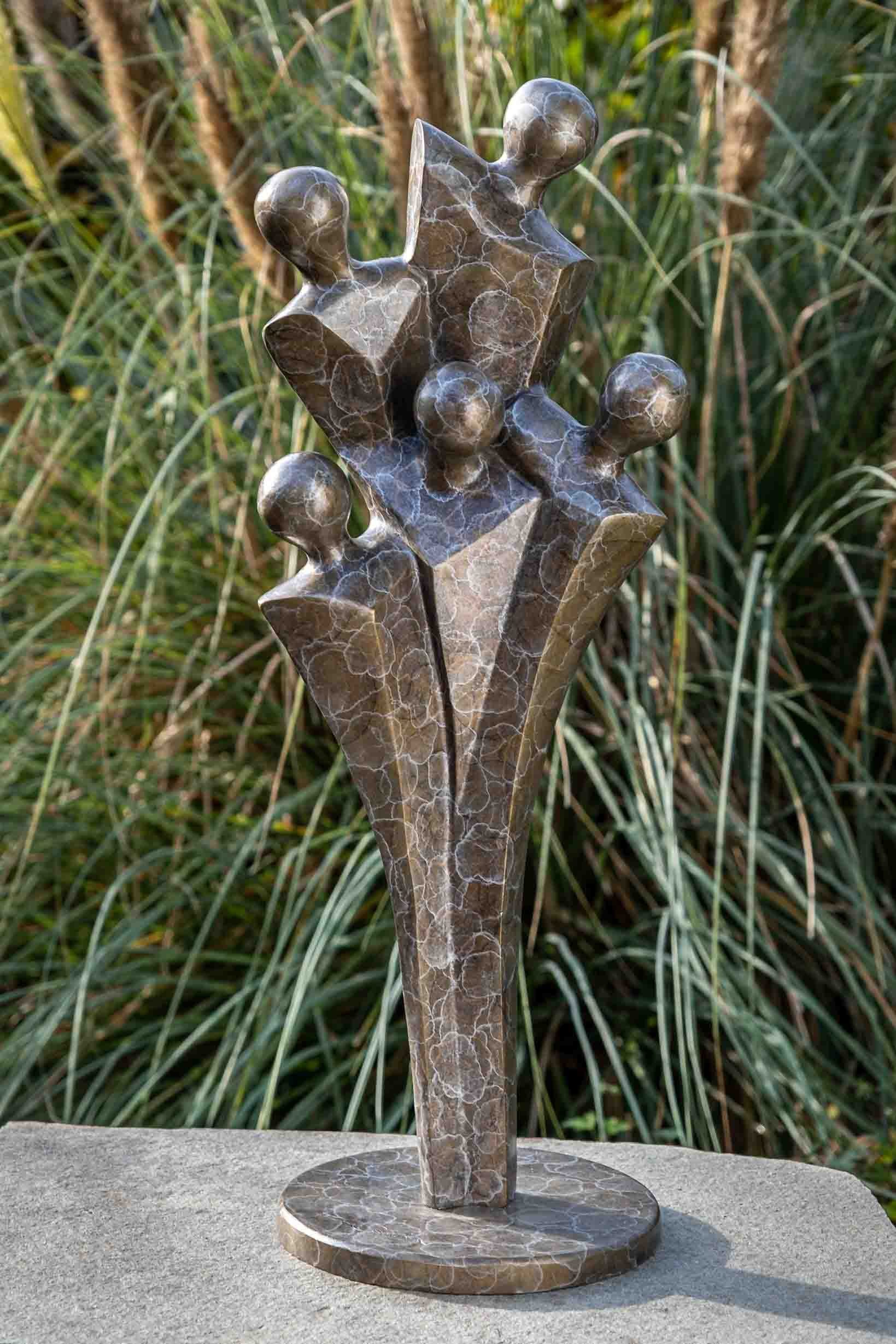 Langlebig und Bronze-Skulptur gegen sehr patiniert. witterungsbeständig Regen werden – Die IDYL Modelle Paar, robust Wachsausschmelzverfahren von in Frost, gegossen und – UV-Strahlung. – IDYL Bronze in Gartenfigur Bronze Hand Verbundenes
