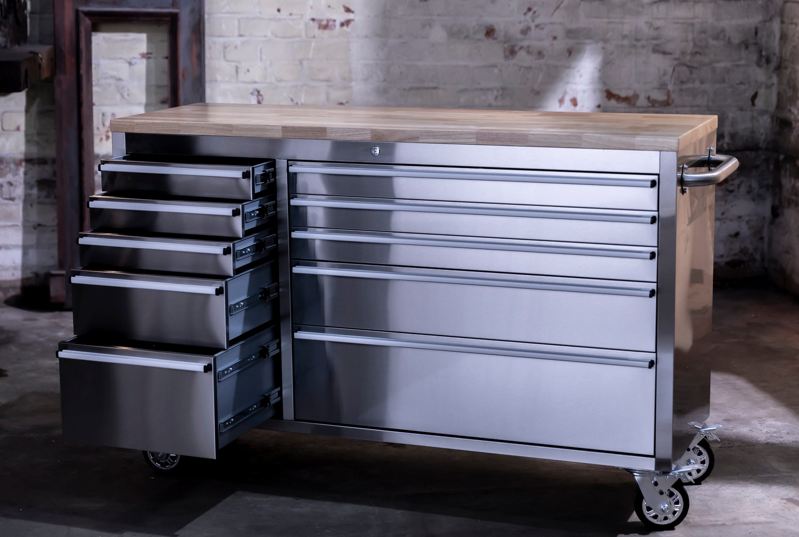 ONDIS24 Werkstattwagen Werkzeugwagen aus Edelstahl mit 10 Schubladen, max. Traglast:300 kg, fahrbar, kugelgelagerten Schubladen, abschließbar, Massivholzplatte