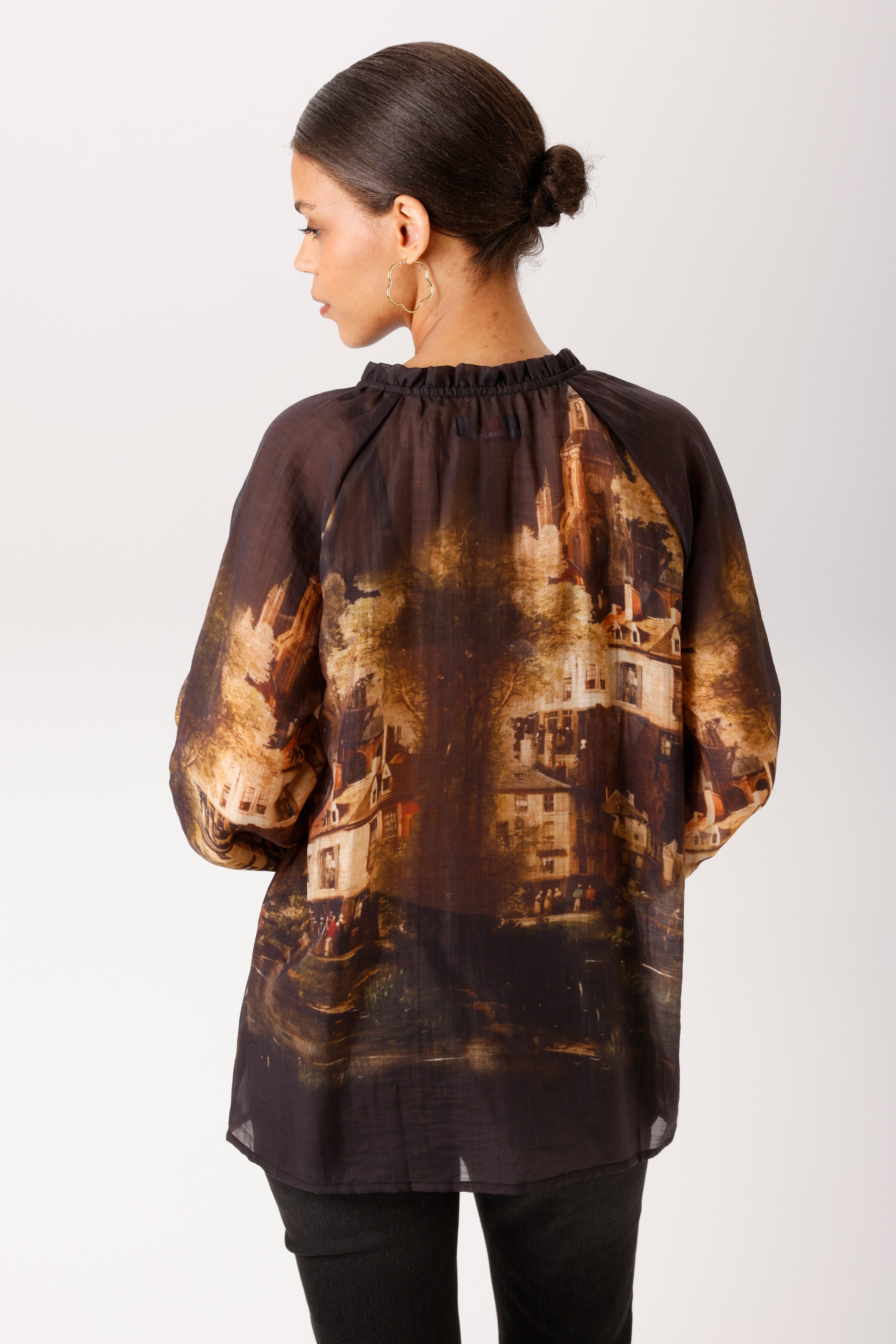 Aniston CASUAL Schlupfbluse mit nostalgischen Stadt-Bild bedruckt - NEUE KOLLEKTION – Bild 2 von 5