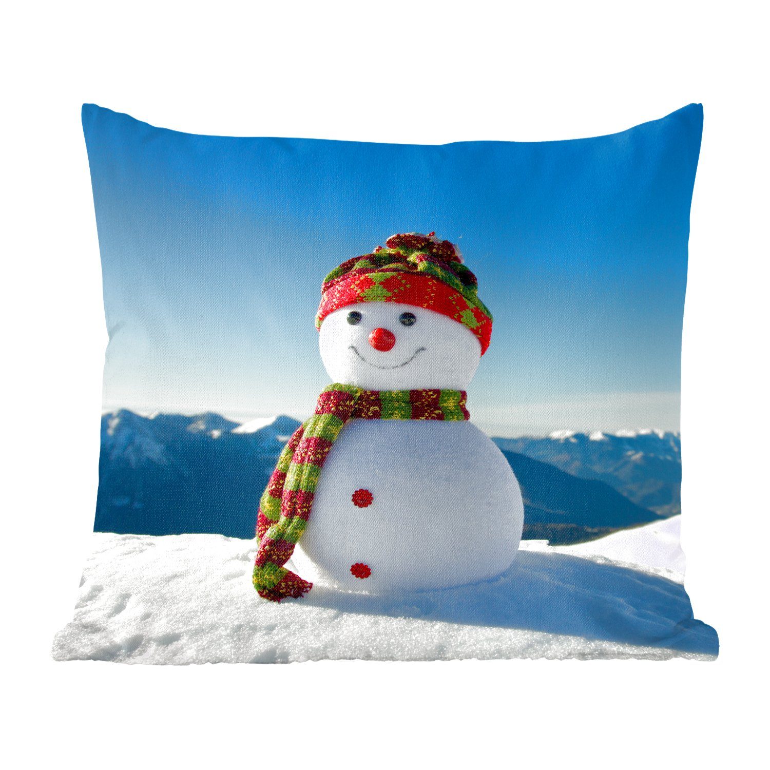 MuchoWow Dekokissen Eine Weihnachtspuppe in der verschneiten Landschaft im Winter, Zierkissen mit Füllung für Wohzimmer, Schlafzimmer, Deko, Sofakissen