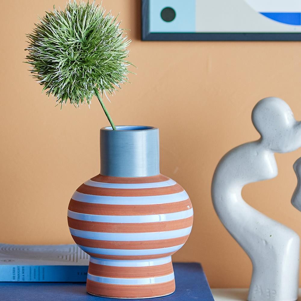 Bloomingville Dekovase Lindir Vase, Blue, Steingut, Blumenvase Keramikvase Tischvase, Wohnaccessoire, Terrakottastreifen