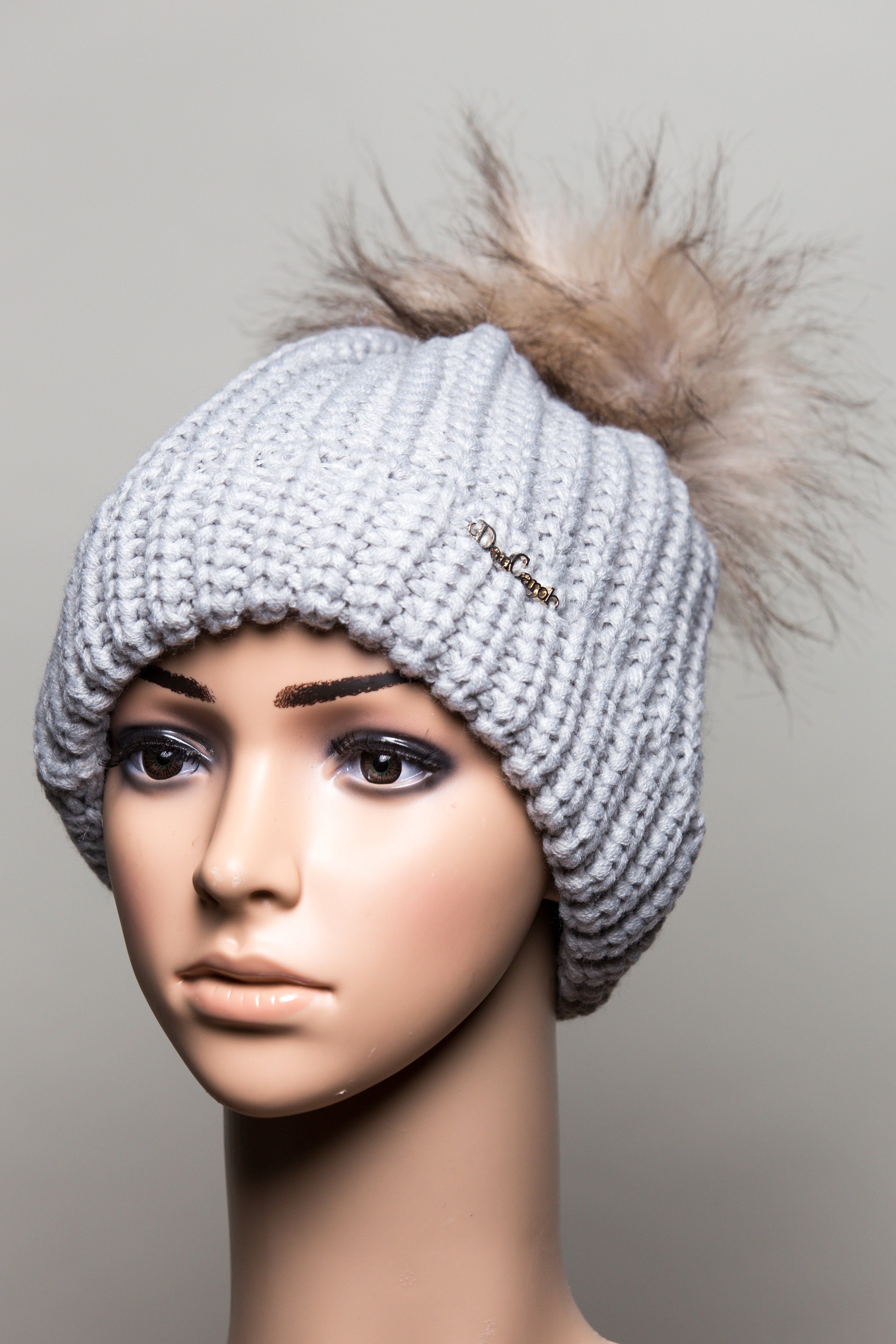DanCarol Fellimitatmützen DCW-830B-Fleece Mütze mit Bomel Handarbeit mit Fleece gefüttert, als Hingucker hat sie eine Bommel.