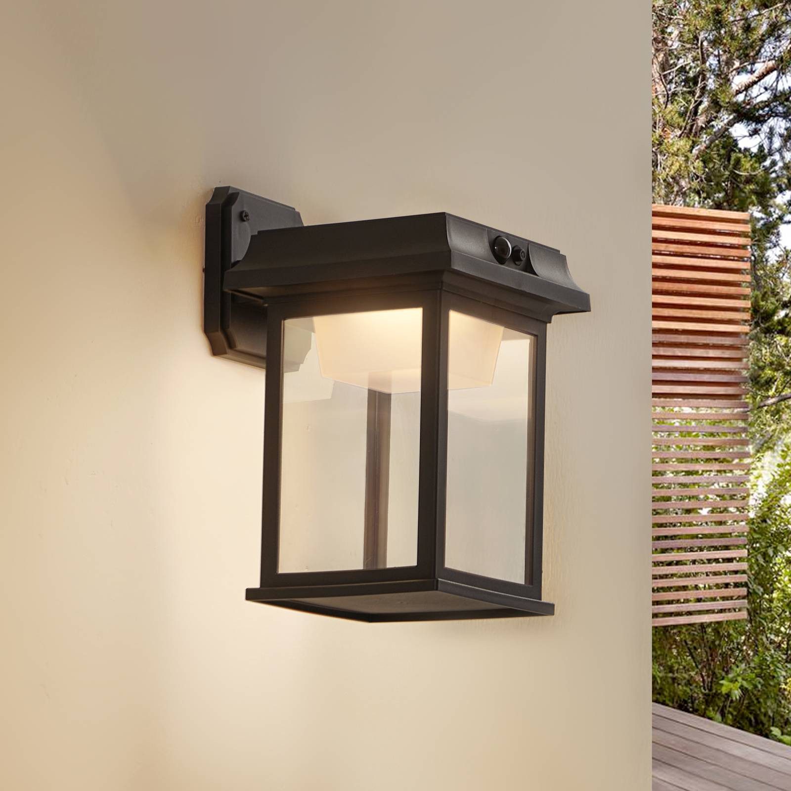 Lindby Außen-Wandleuchte Latarka, LED, Kunststoff Schwarz warmweiß IP44mit Bewegungsmelder, 1 x 8 W LED, warmweiß