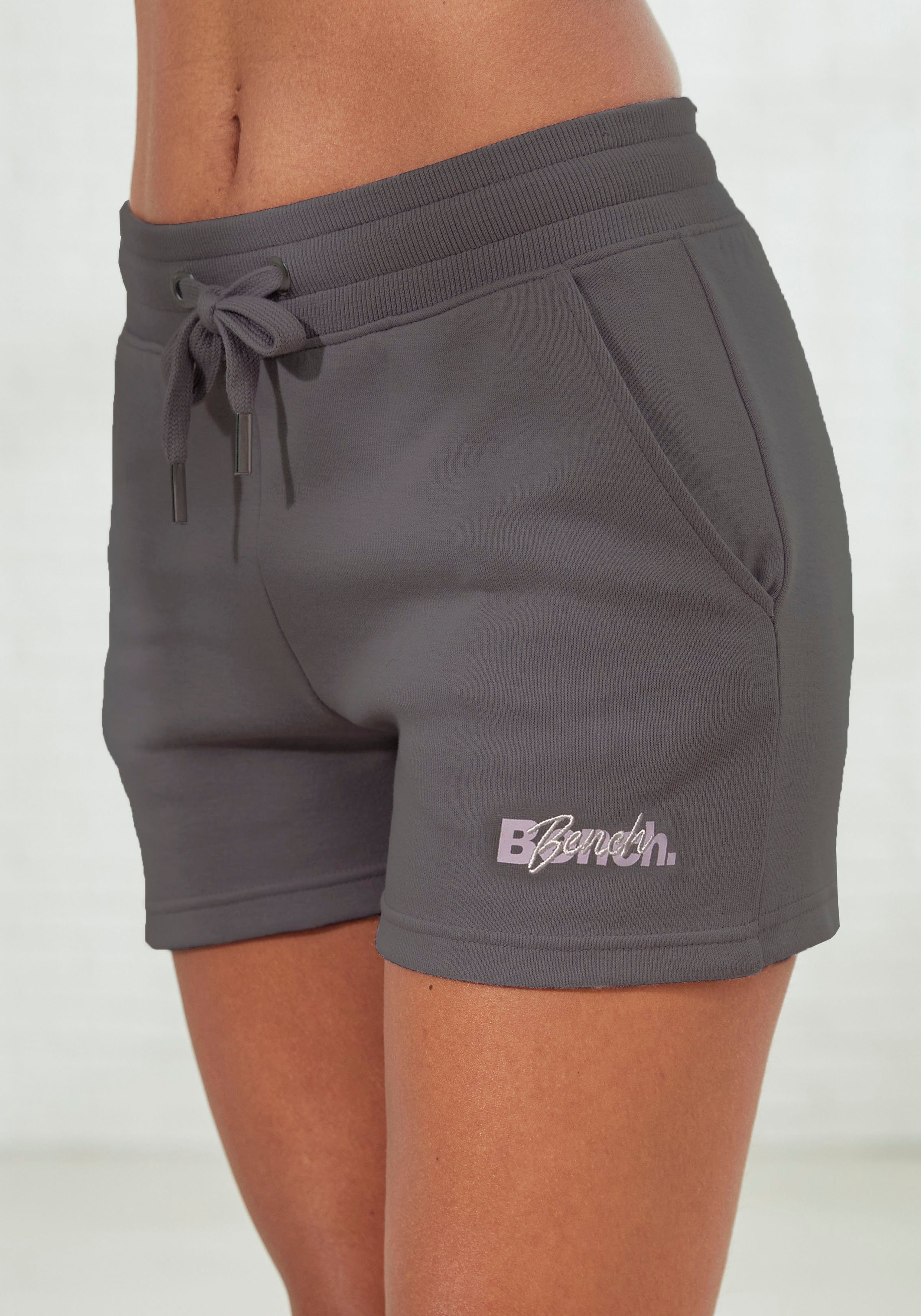 Bench. Loungewear Shorts mit Logodruck und Stickerei stone