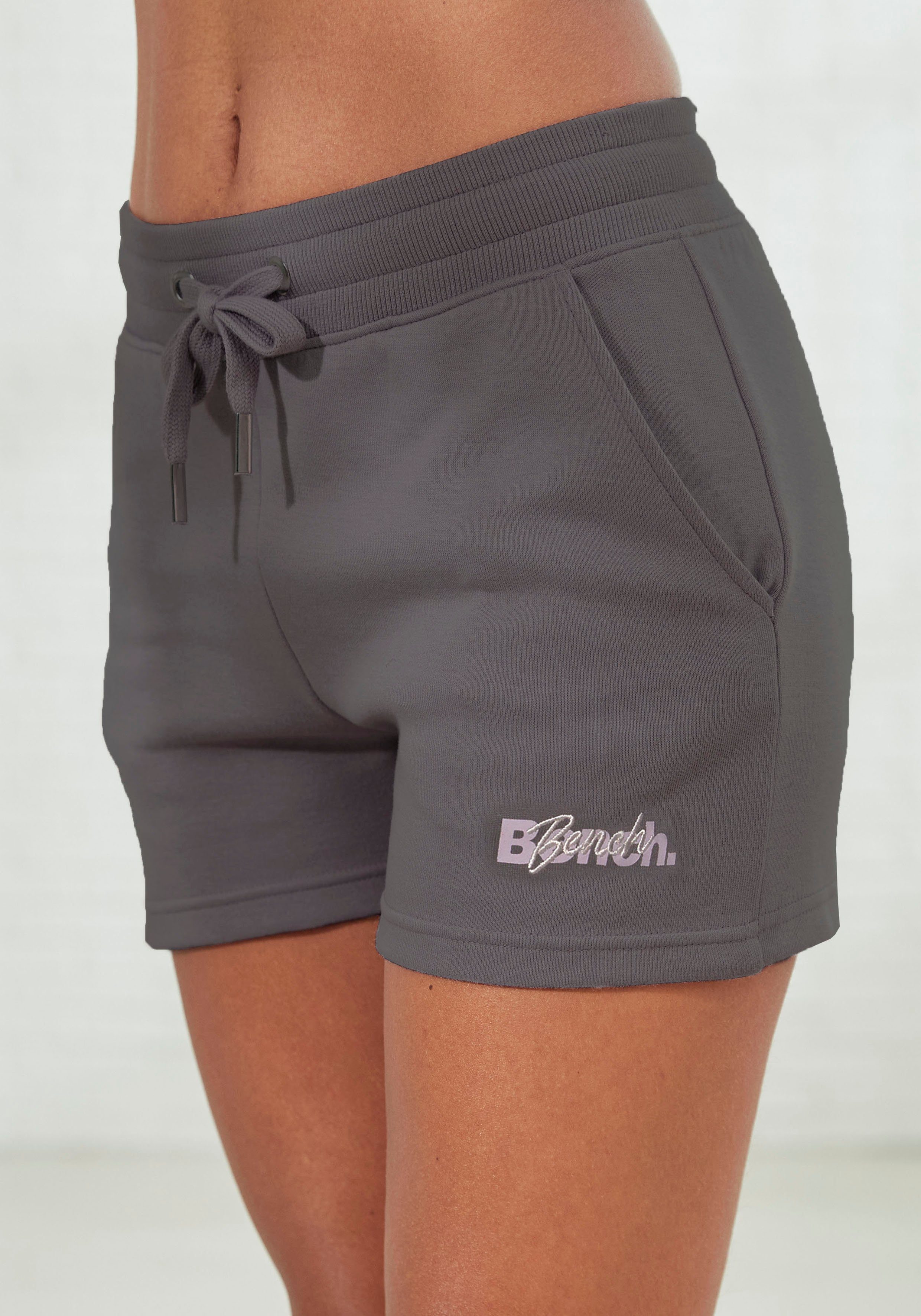Bench. Loungewear Shorts mit Logodruck und Stickerei