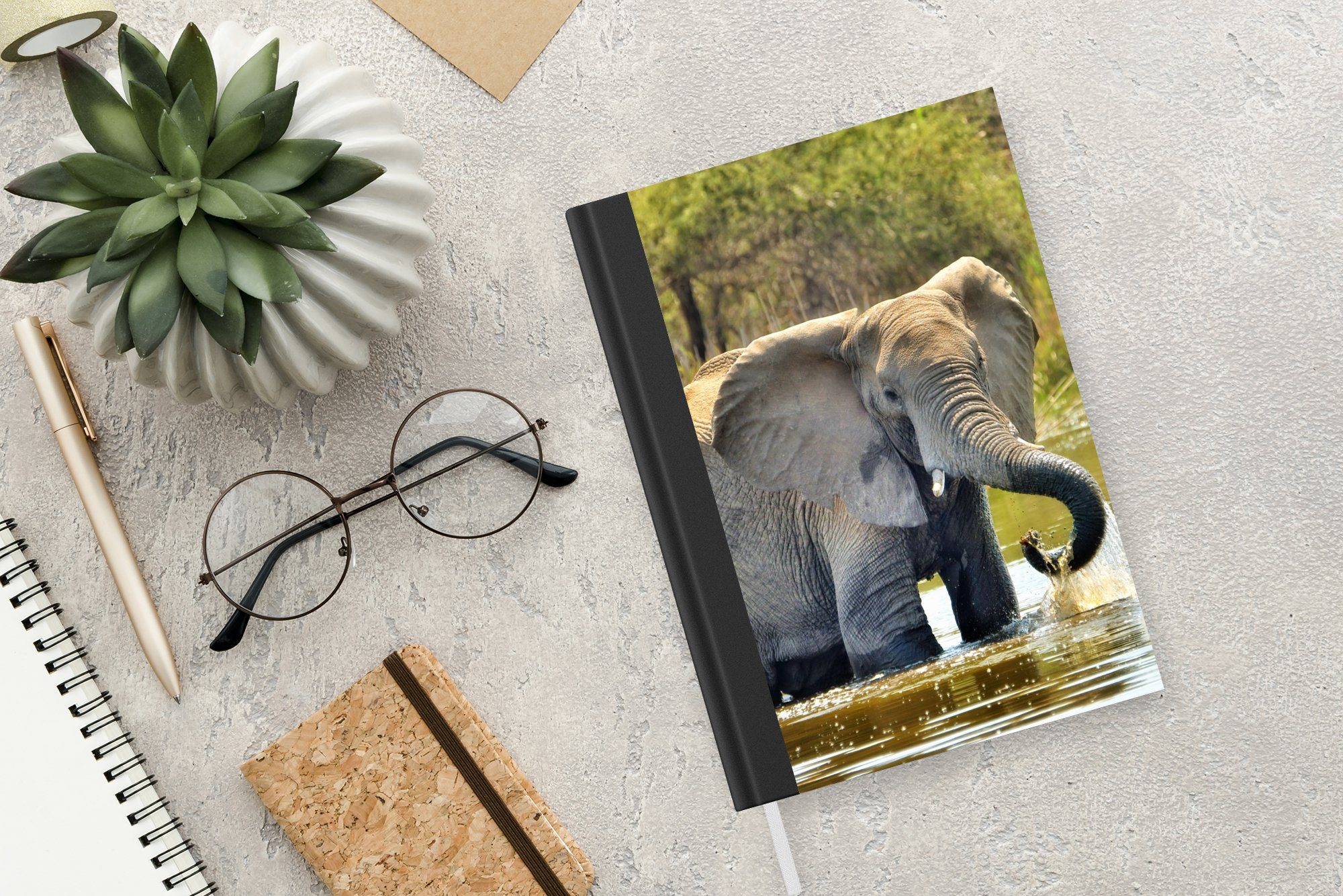 Tagebuch, Haushaltsbuch Elefant - Notizheft, A5, Notizbuch 98 MuchoWow Merkzettel, Journal, Seiten, Natur, - Tiere Wasser -