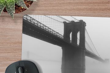 MuchoWow Gaming Mauspad Nebel bedeckt die Brooklyn Bridge in New York in schwarz-weiß (1-St), Mousepad mit Rutschfester Unterseite, Gaming, 40x40 cm, XXL, Großes