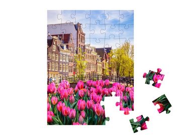 puzzleYOU Puzzle Alte Gebäude und Tulpen in Amsterdam, Niederlande, 48 Puzzleteile, puzzleYOU-Kollektionen Holland