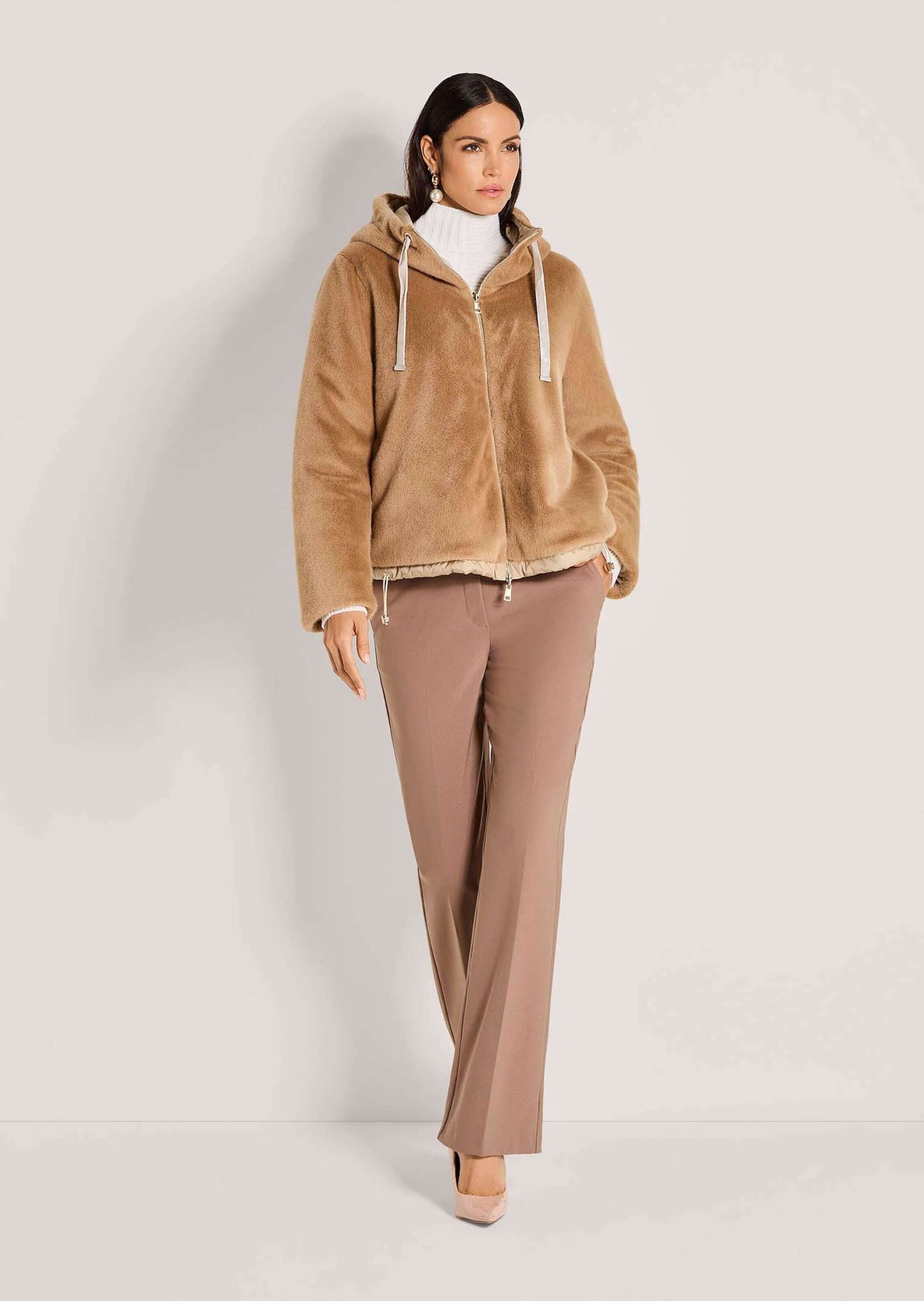 MADELEINE Outdoorjacke Webpelz-Mantel mit doppeltem Look Flauschig und glänzend, mit Kapuze und langen Ärmeln