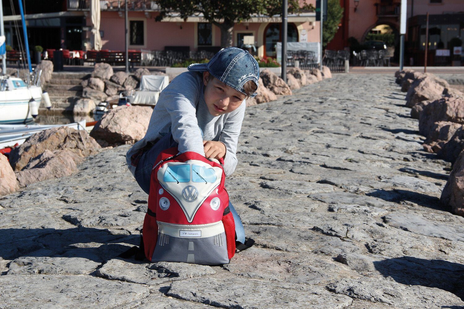 VW Collection Kinderrucksack Schulrucksack 15L Wanderrucksack in Rot, by VW Design, im Bulli BRISA Volkswagen kleiner T1