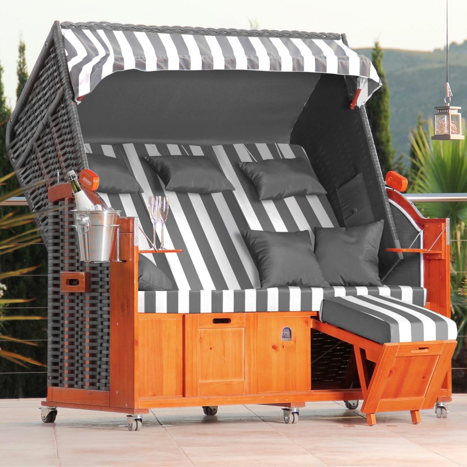 DERKORB Strandkorb Der Klassiker - 2,5-Sitzer, BxTxH: 160x78x166 cm, Volllieger, Ostsee-Modell DER KLASSIKER, XXL 2,5-Sitzer, Wurf und Nackenkissen, montierte Strandkorbrollen