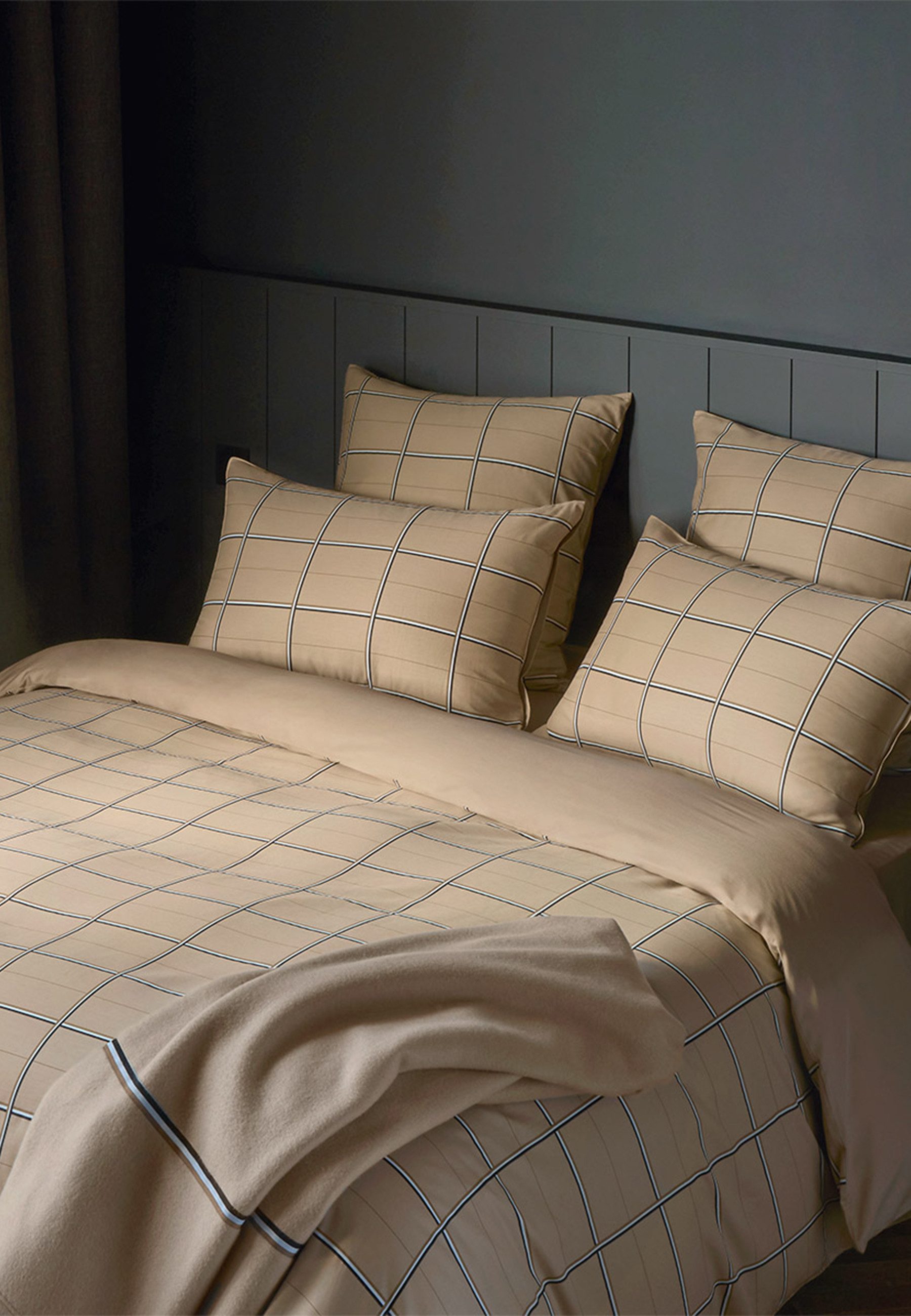 BOSS Home Bettwäsche BOSSCHECK, Satin, 2 teilig, mit Label-Applikationen