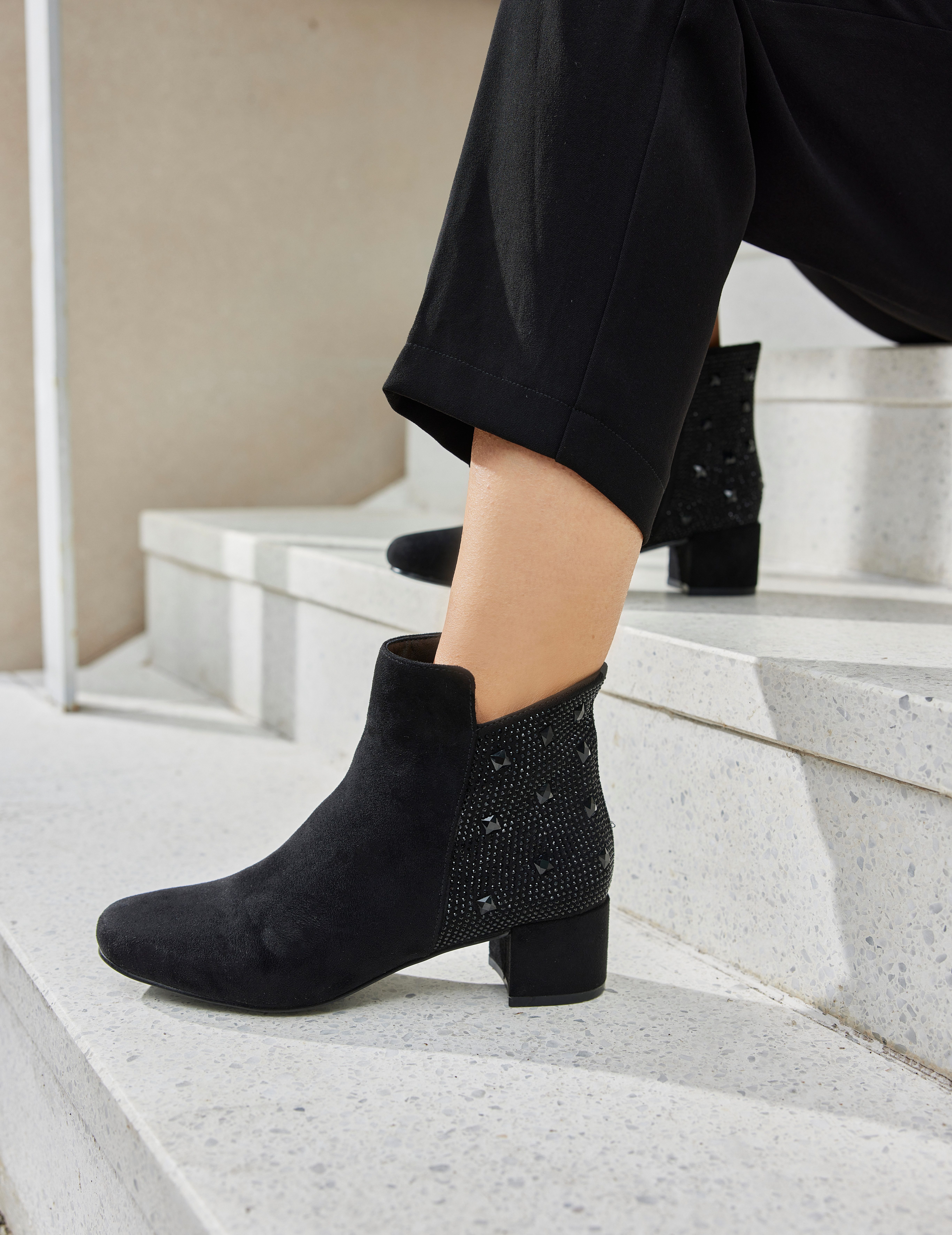 LASCANA Stiefelette mit raffiniertem Detail und günstig online kaufen