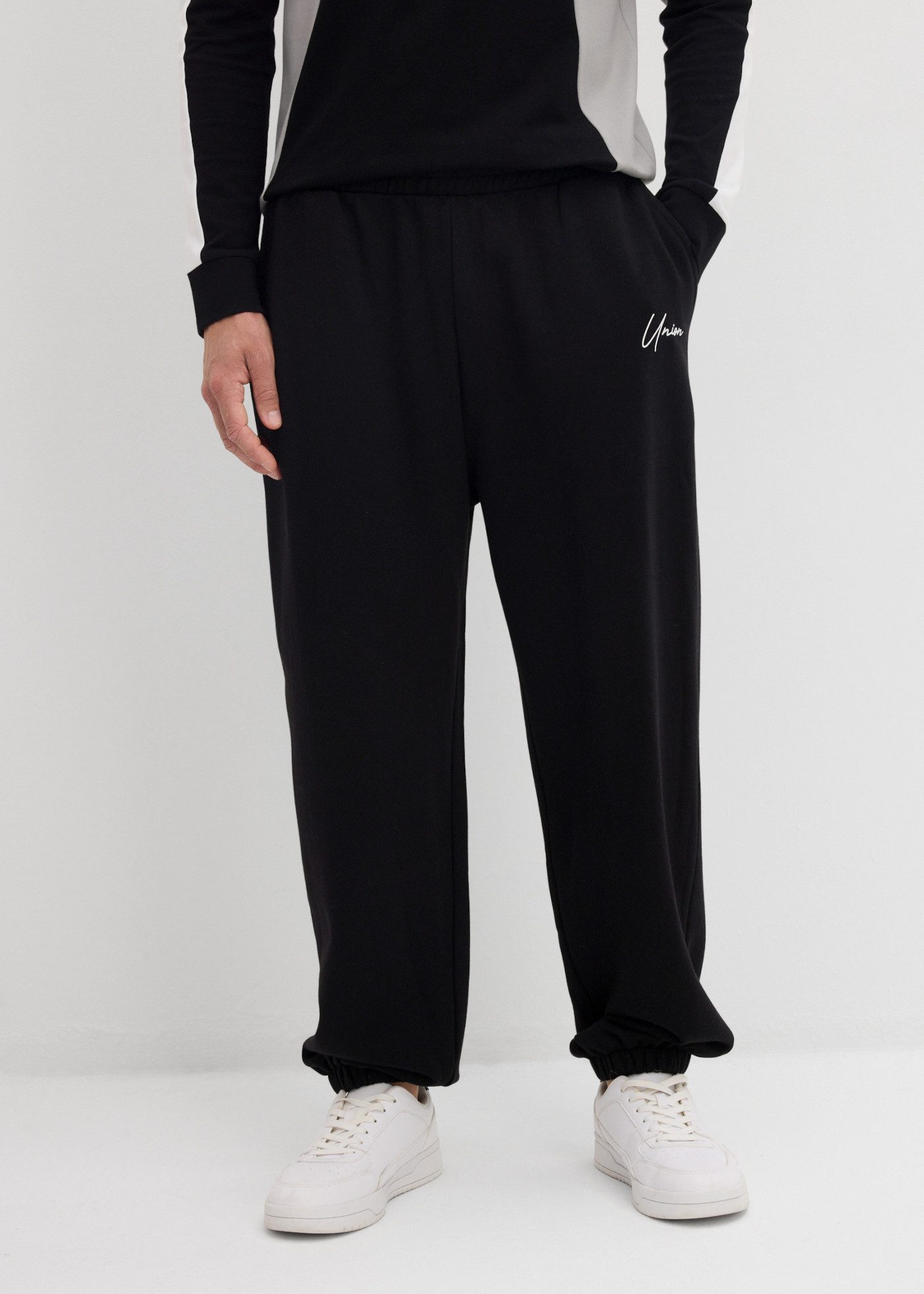 bonprix Jogginghose Loose Fit, aus Baumwolle, mit kleinem Front-Print